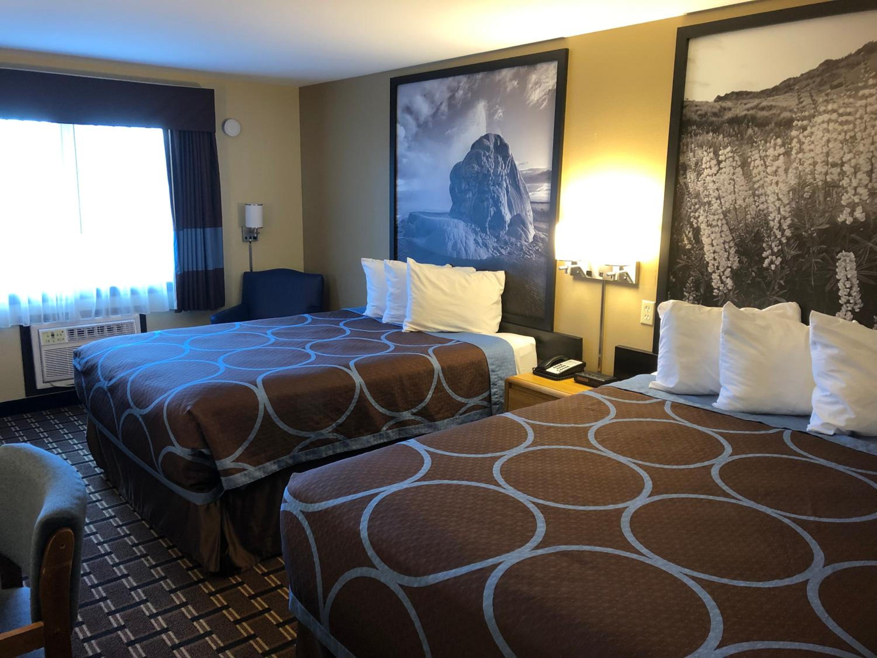 Queen Room with Two Queen Beds - Non-Smoking - Photo 8