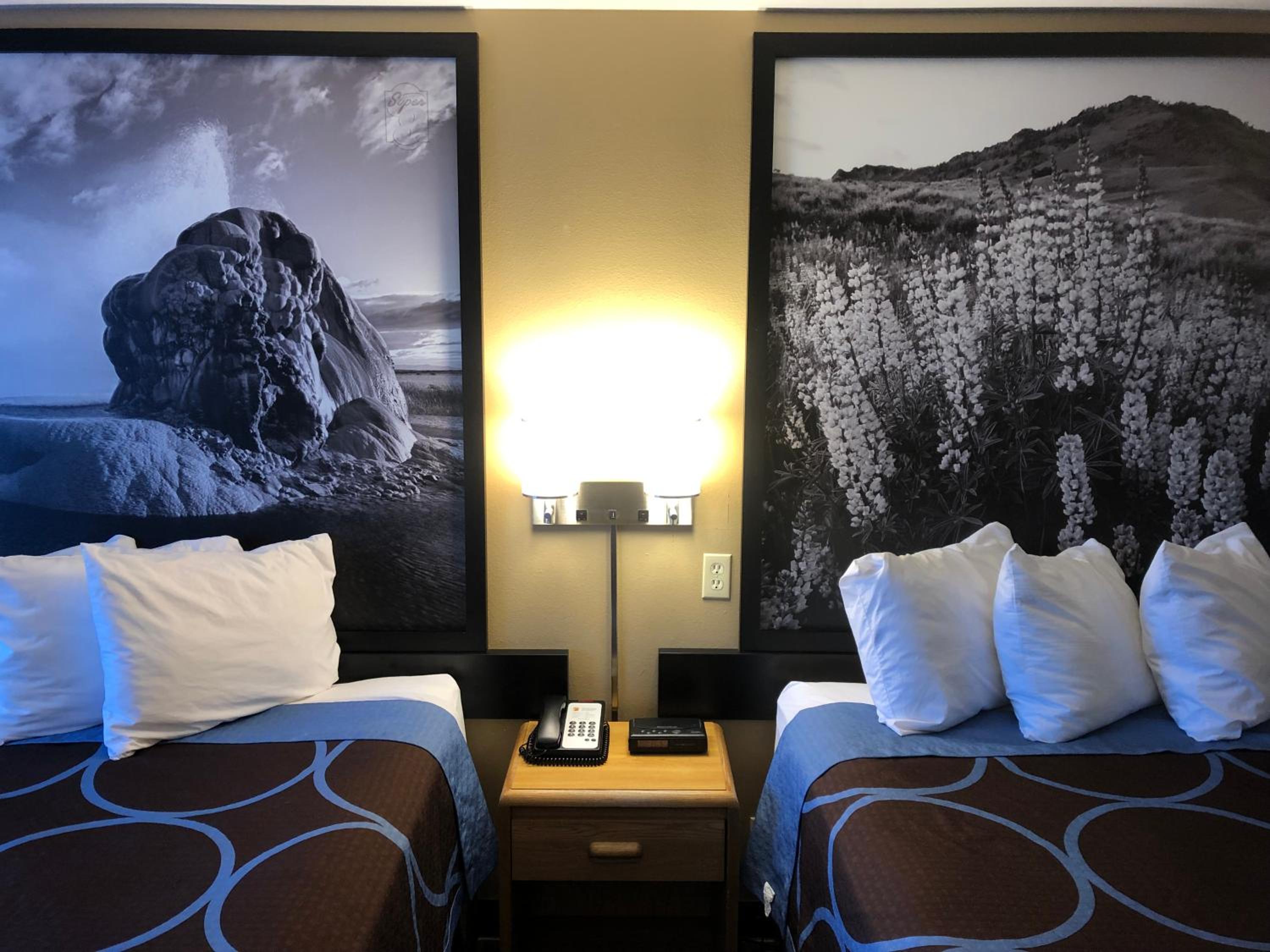 Queen Room with Two Queen Beds - Non-Smoking - Photo 10
