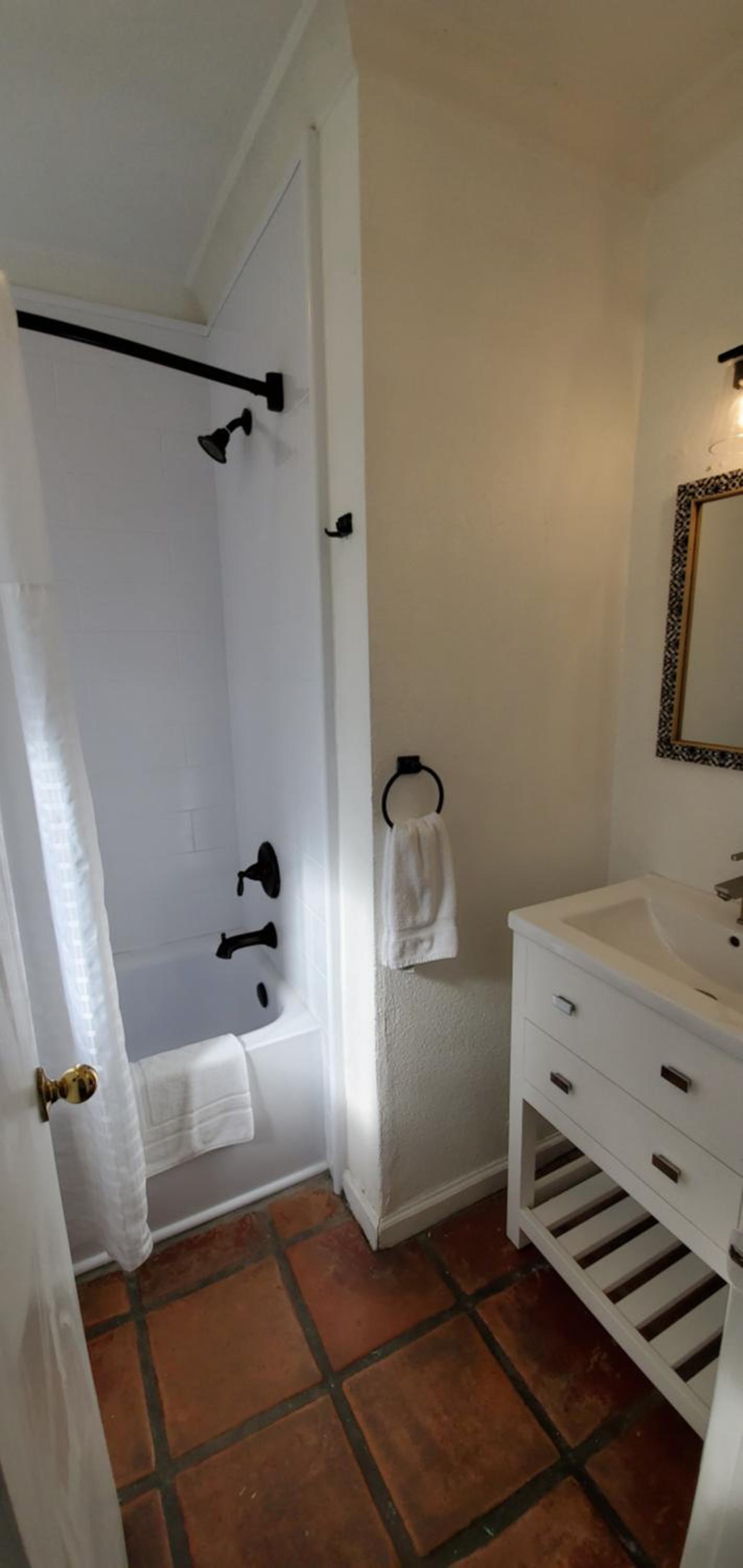 Standard King Room - Photo 4