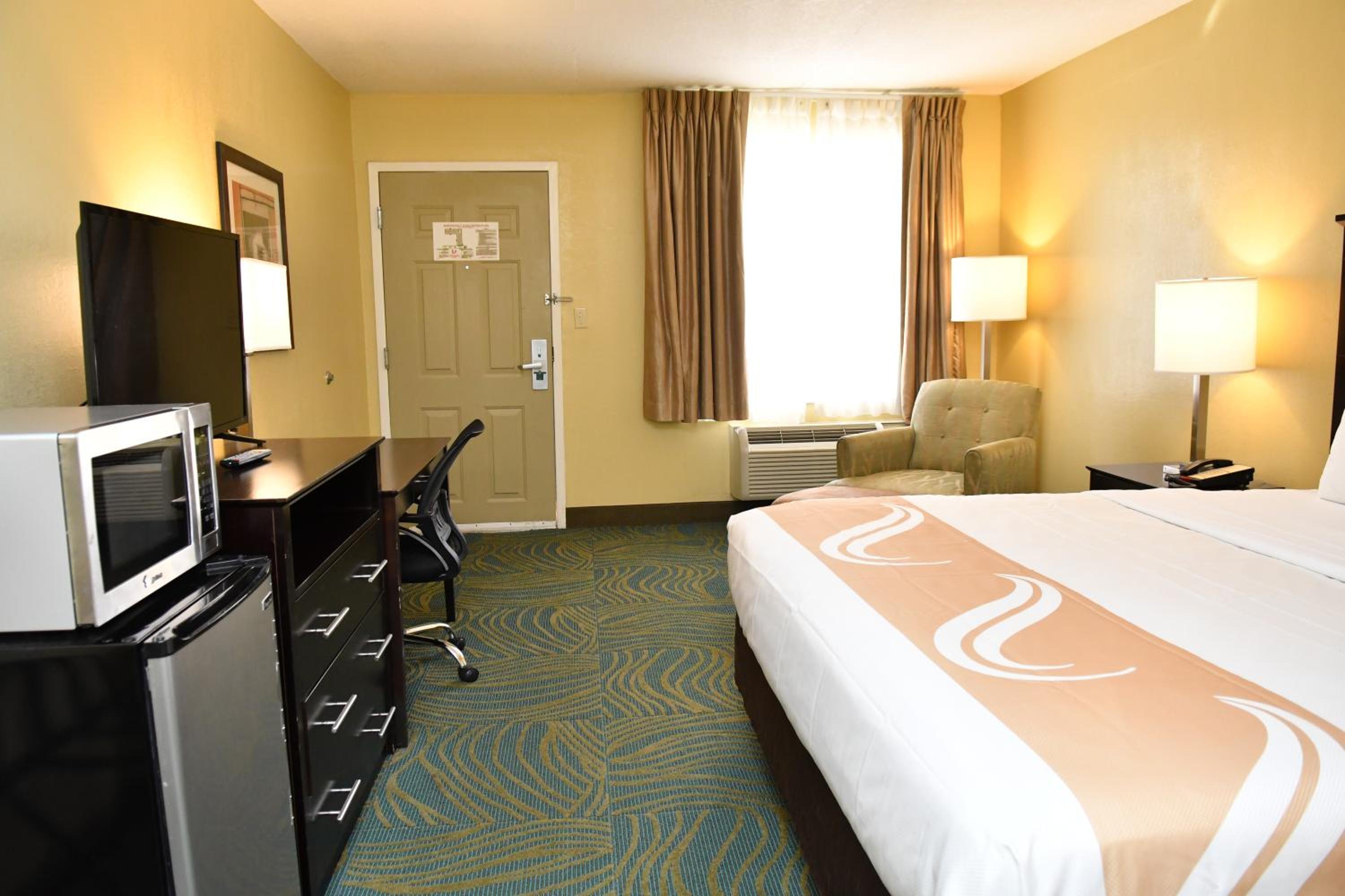 King Room - Non-Smoking - Photo 9