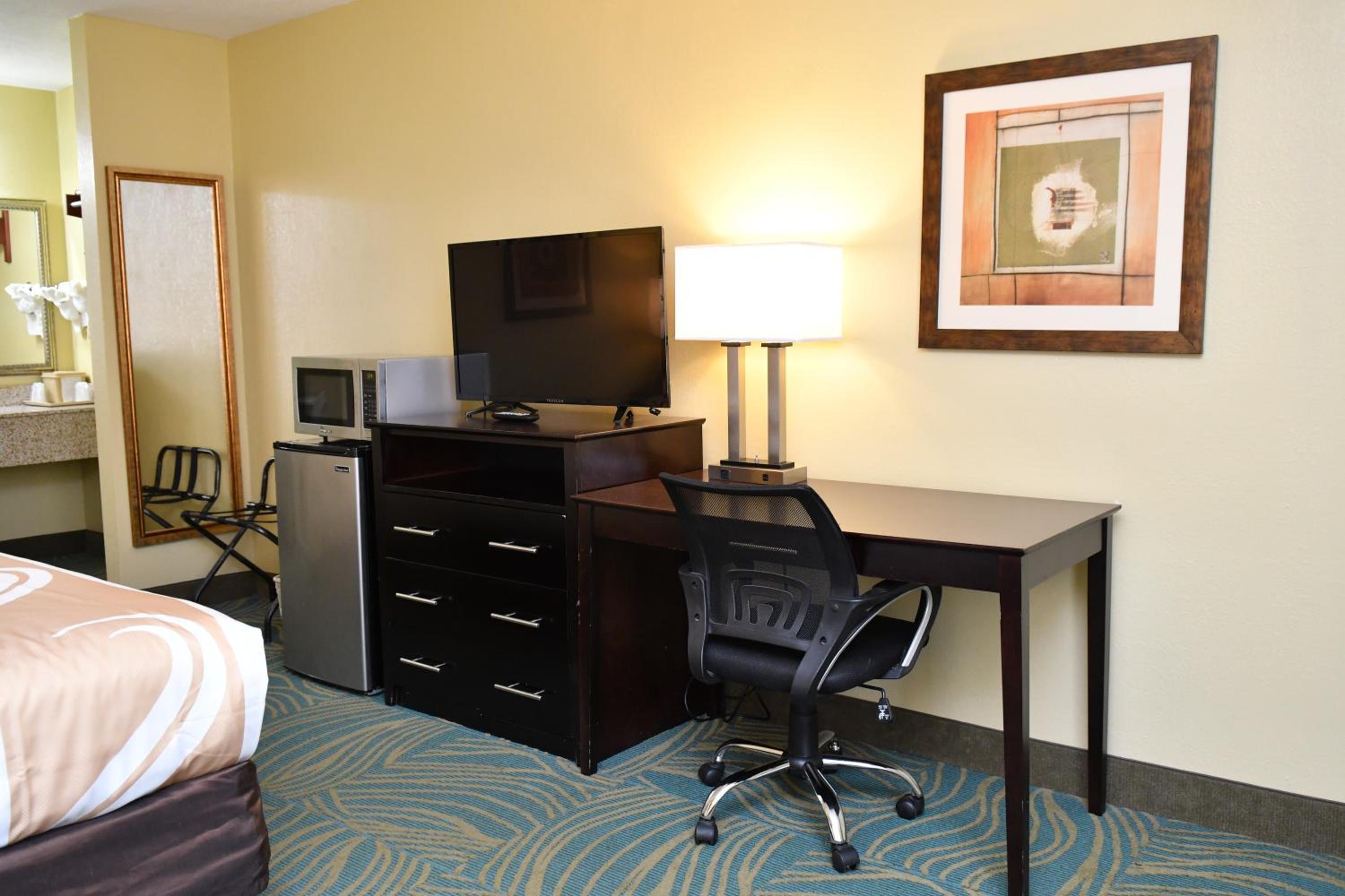 King Room - Non-Smoking - Photo 10