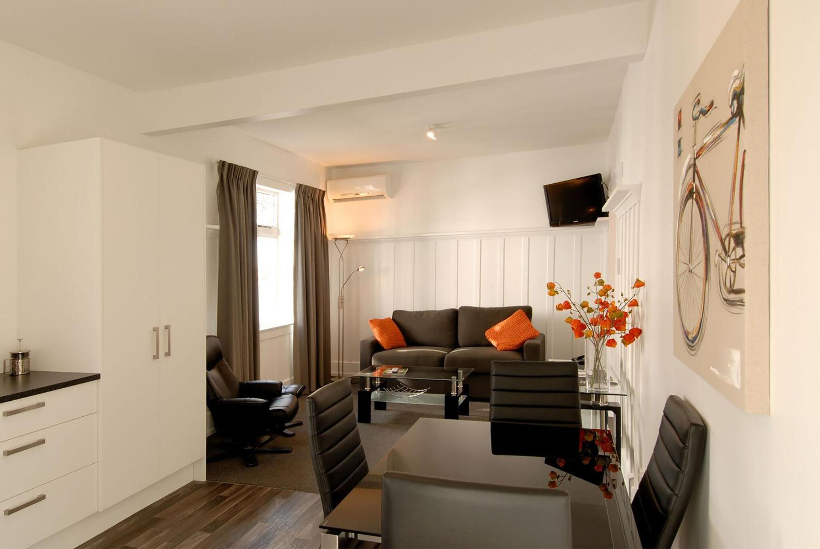 One-Bedroom Suite - Photo 7