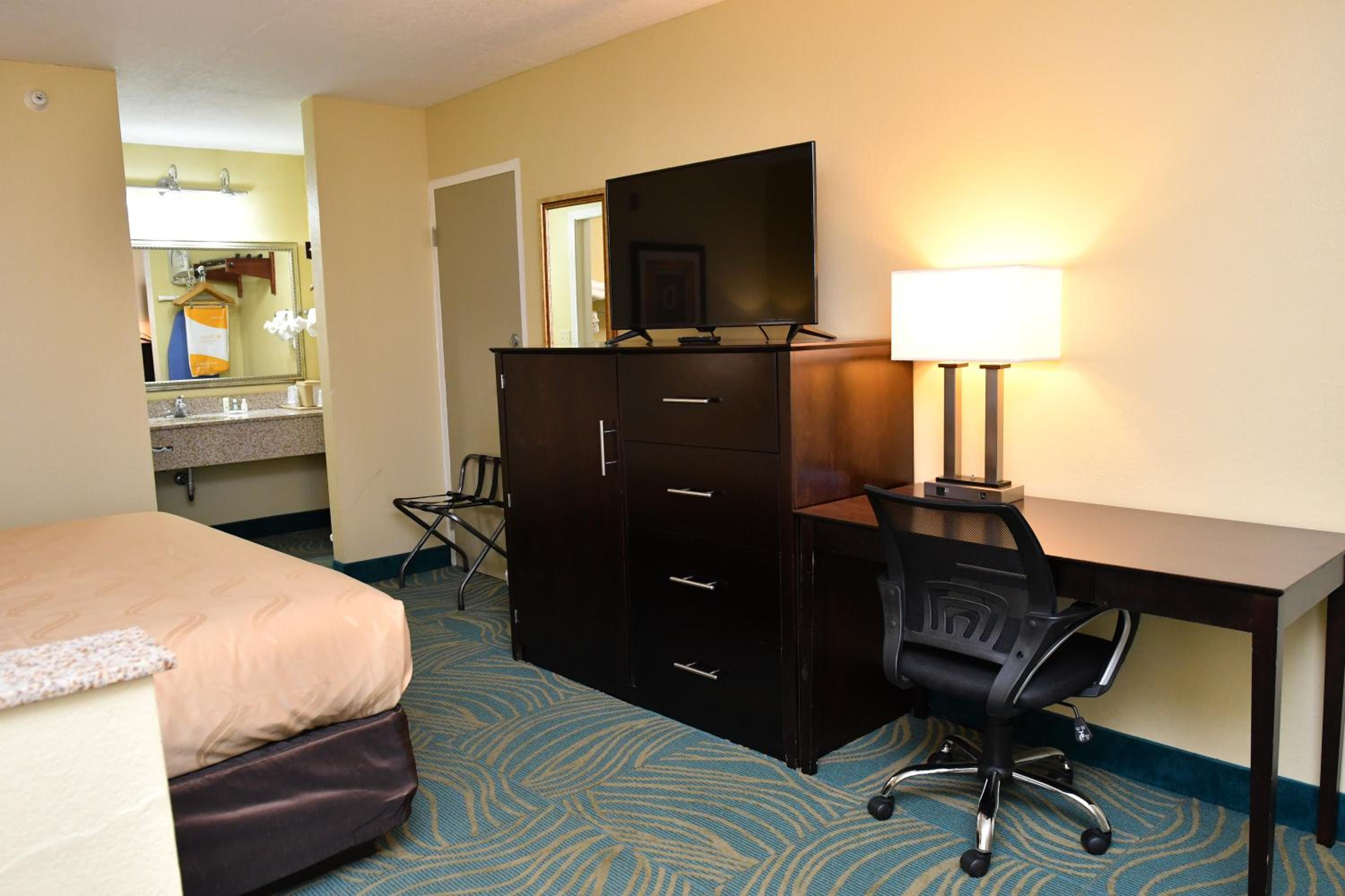 King Suite with Sofa Bed - Non-Smoking - Photo 3
