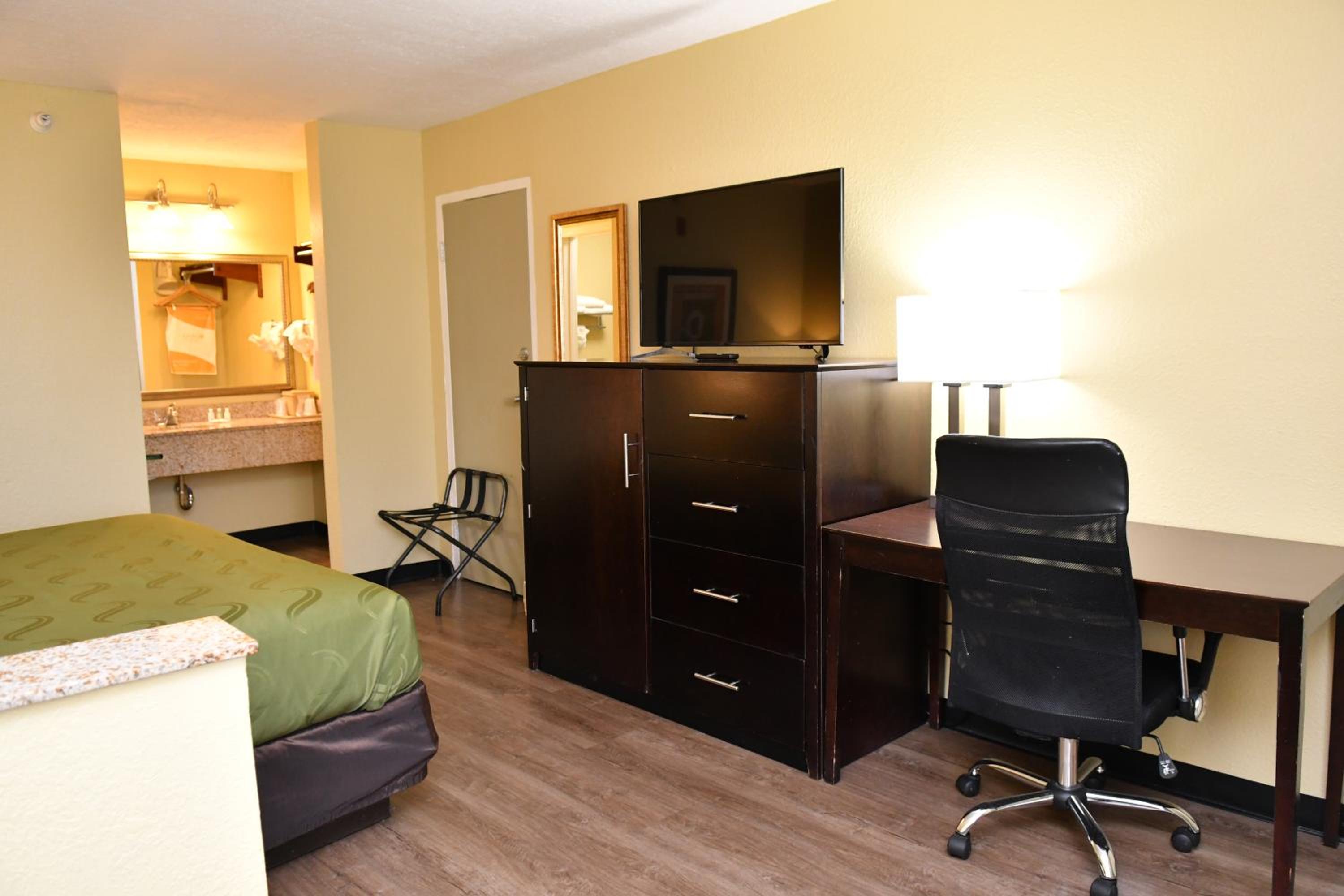 King Suite with Sofa Bed - Non-Smoking - Photo 5