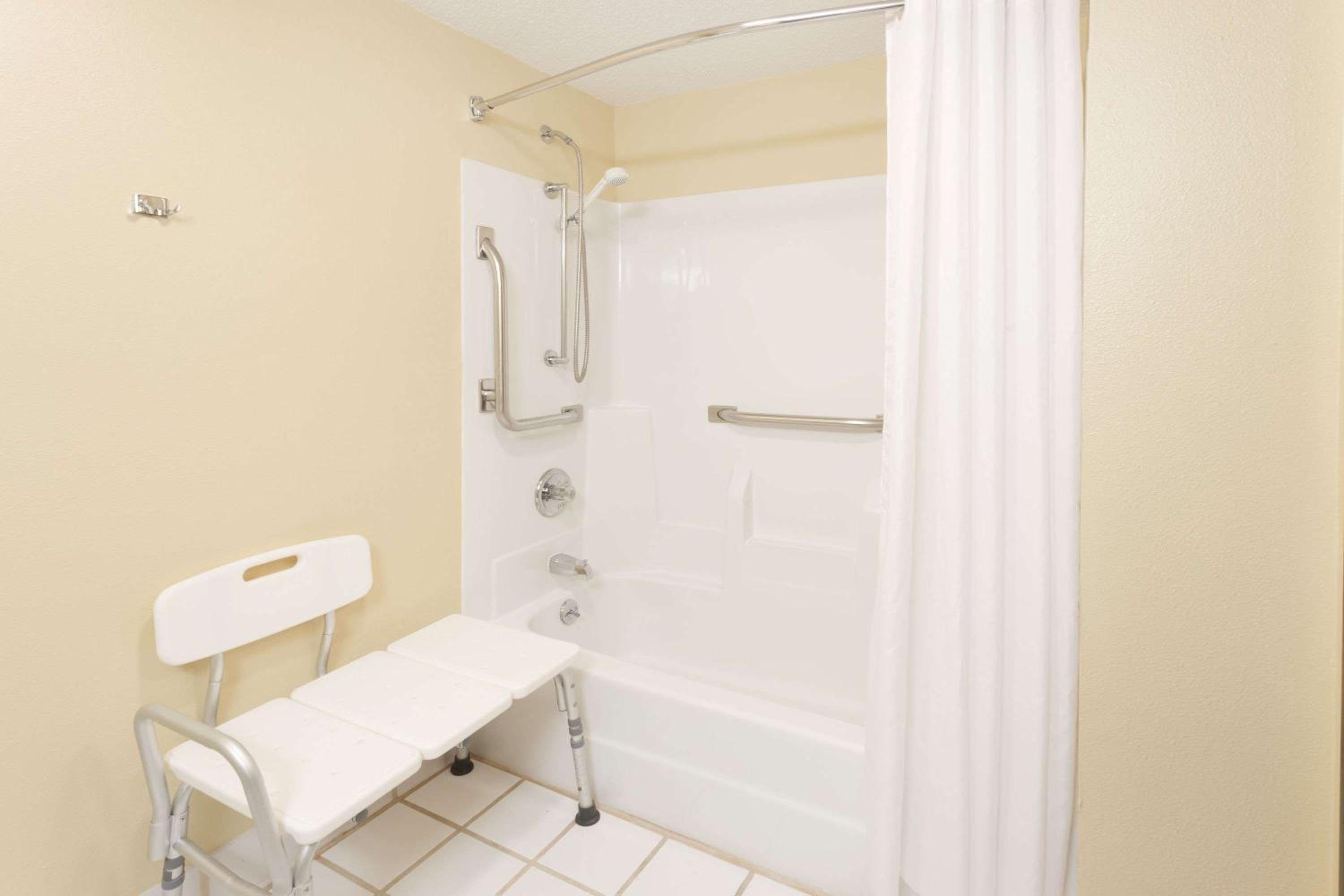 Queen Room - Mobility Access/Non-Smoking photo 2