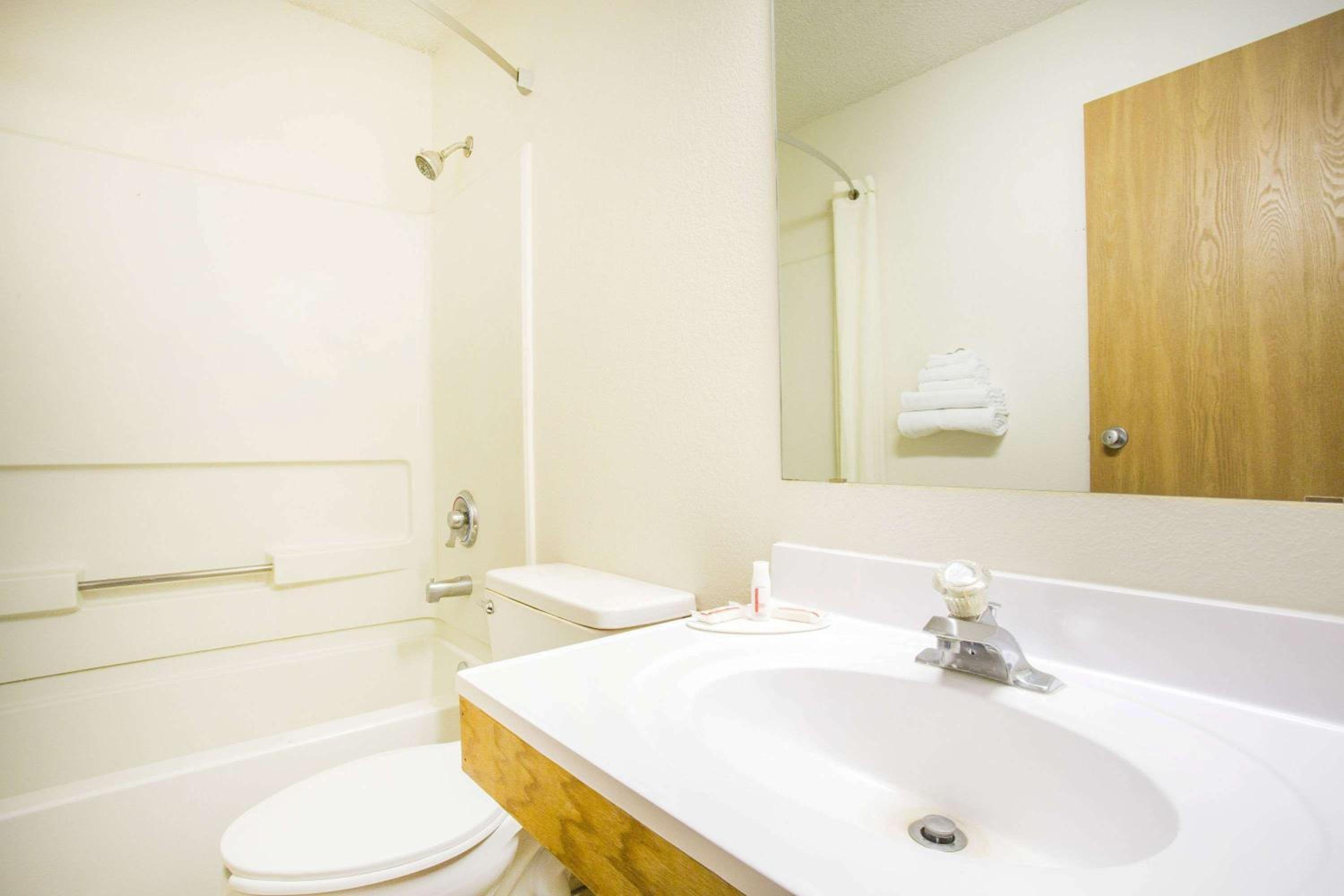 Deluxe King Suite - Photo 5