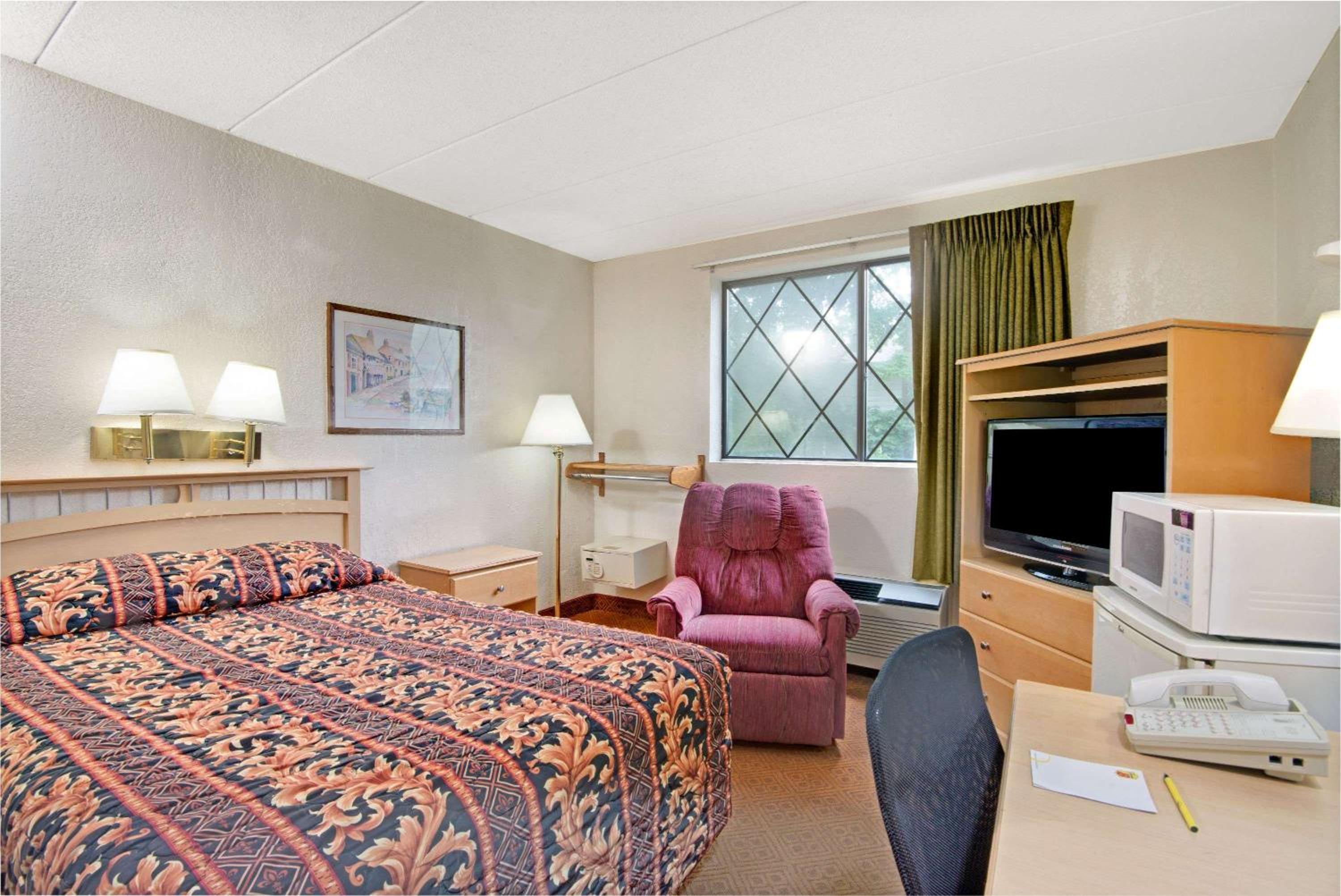 Deluxe King Room - Smoking - Photo 1