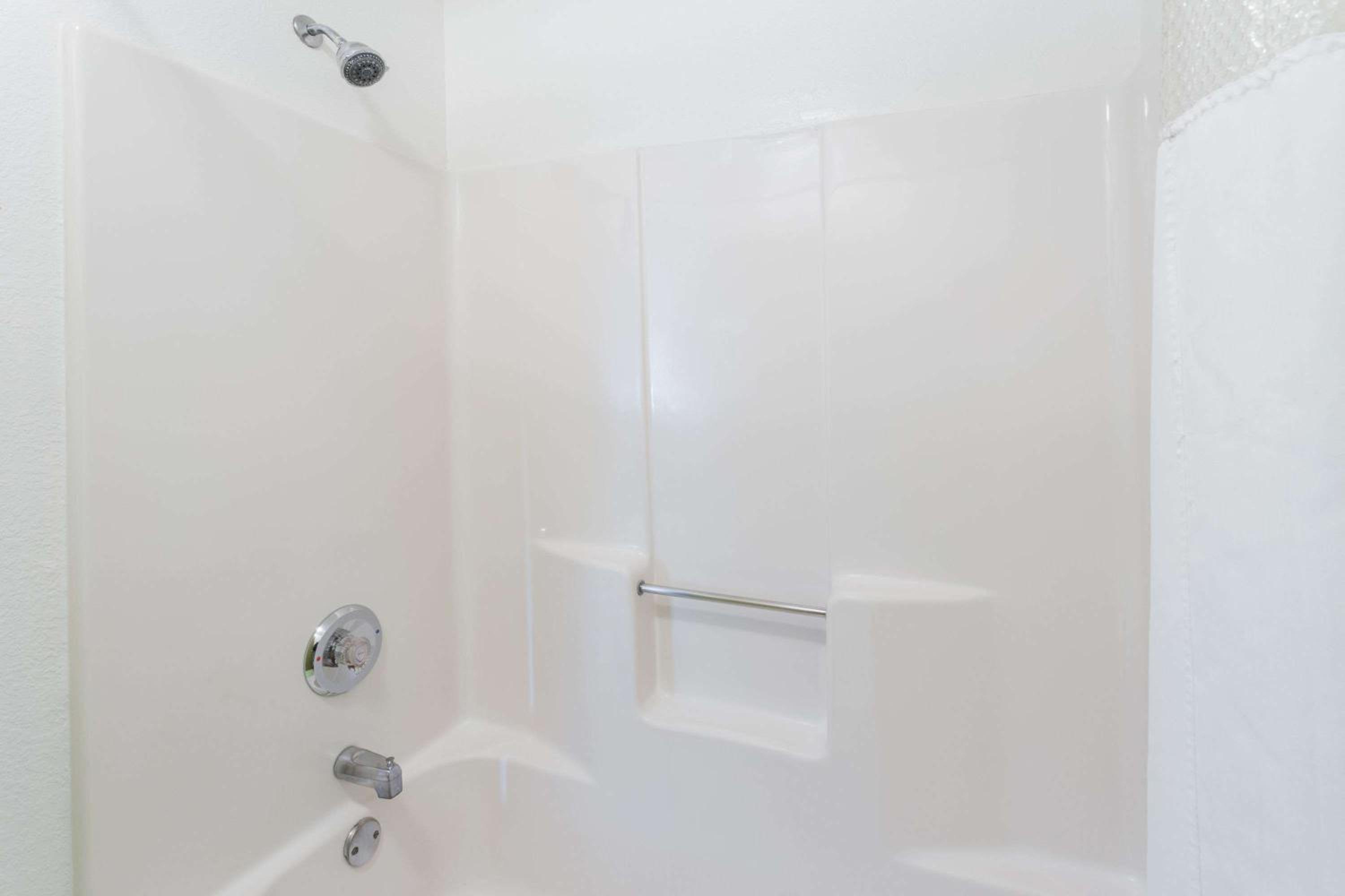 Queen Room - Non-Smoking - Photo 5
