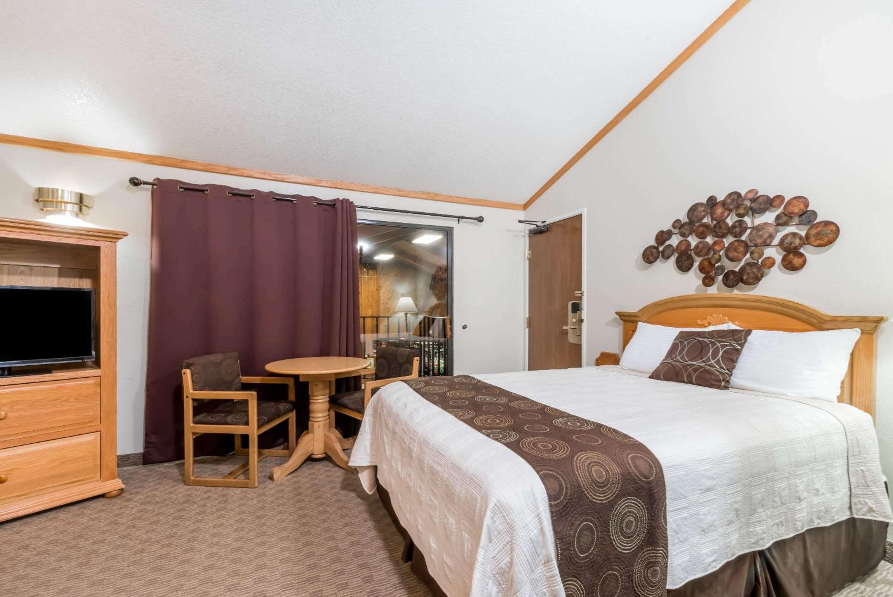 Deluxe Room with One King Bed and One Queen Bed - Pool View - Non-Smoking