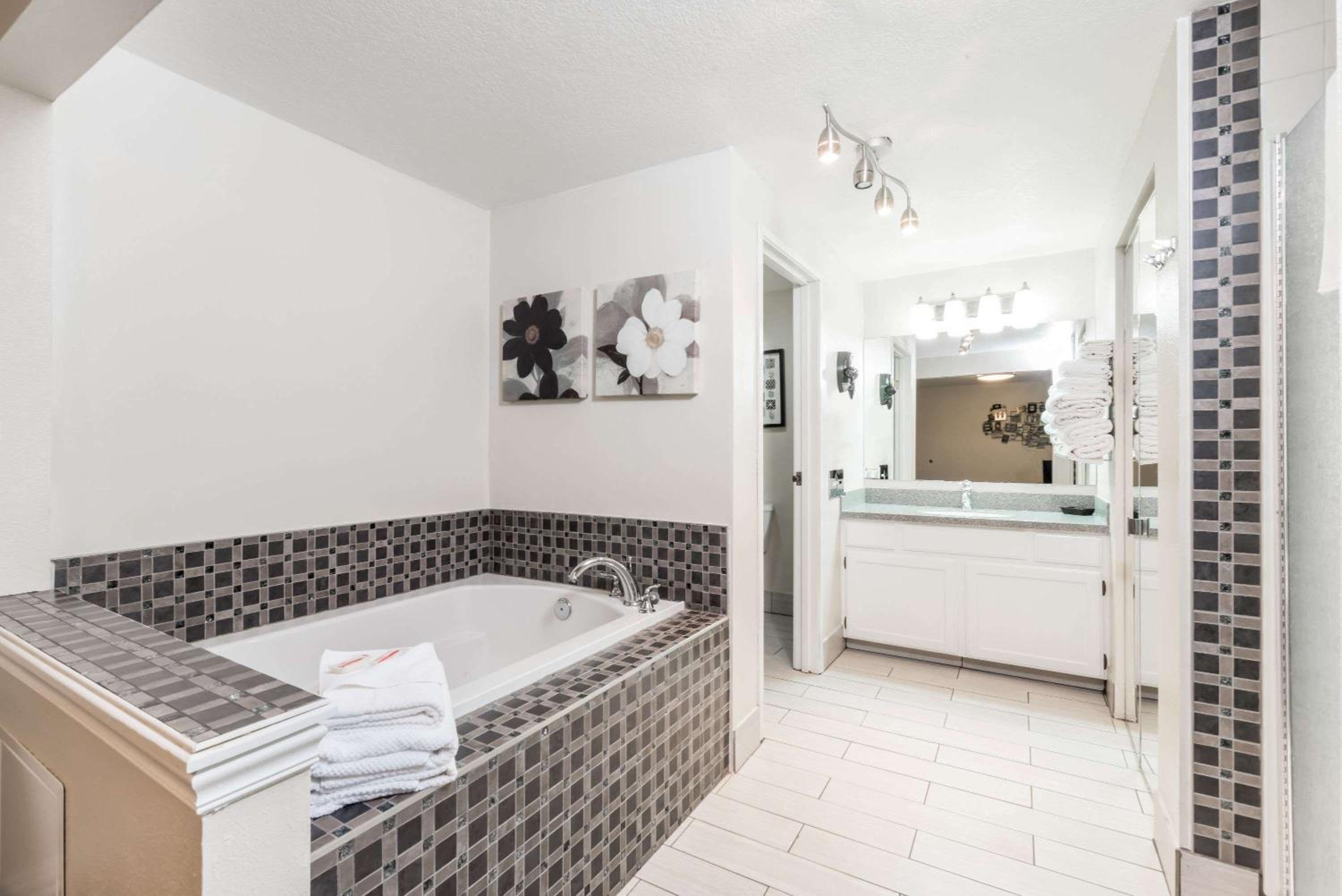 Deluxe King Room with Jetted Tub - Non-Smoking