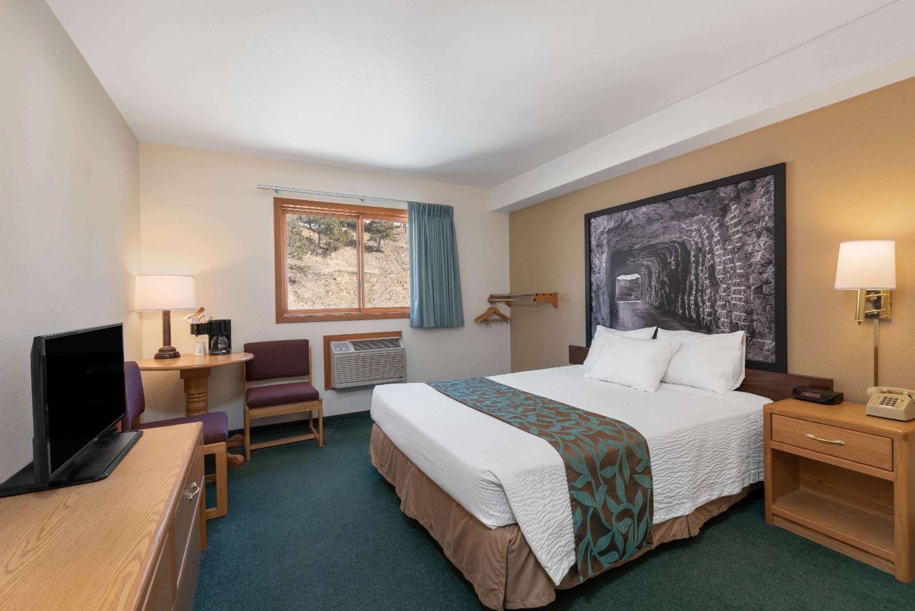 King Room - Non-Smoking photo 2