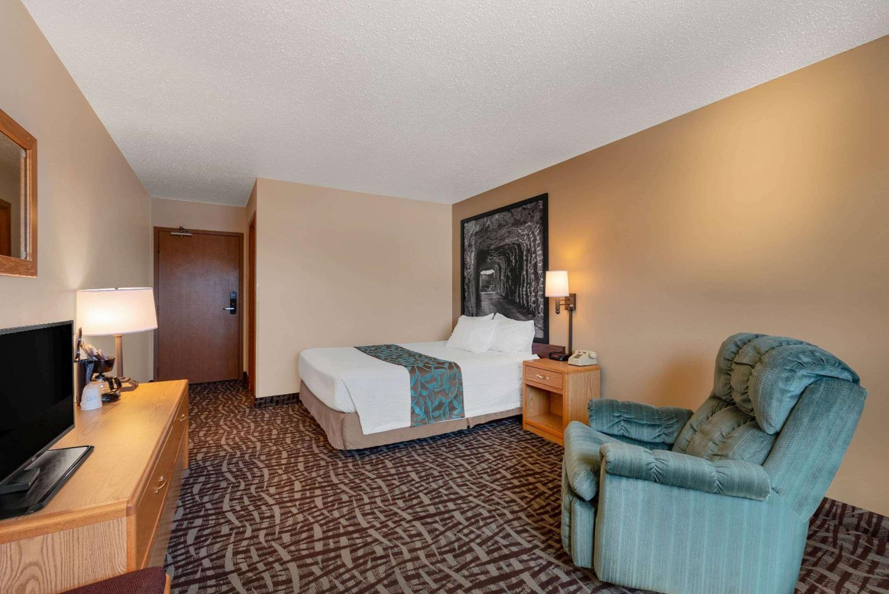 Queen Room - Non-Smoking photo 2