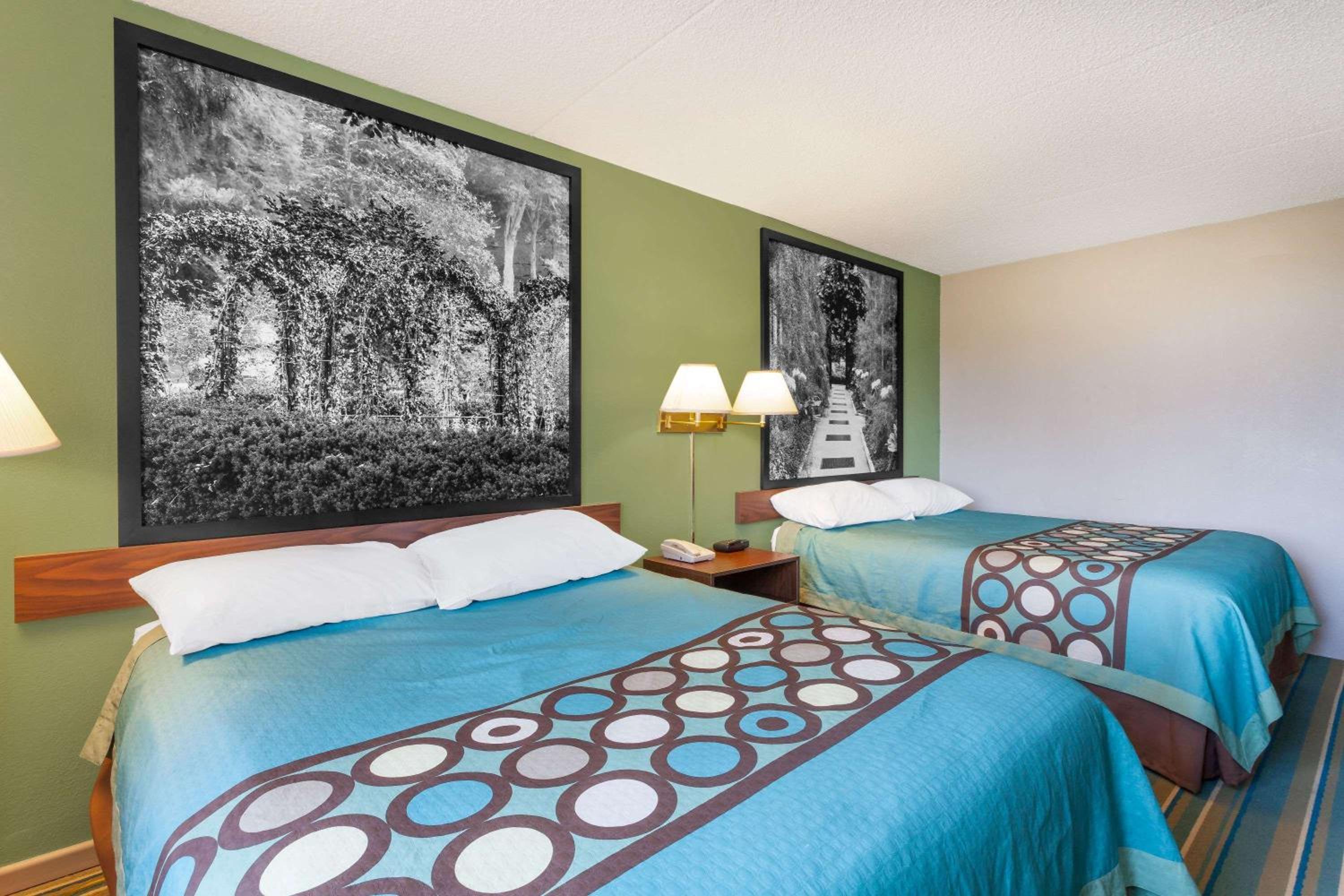 Queen Room with Two Queen Beds - Non-Smoking - Photo 4