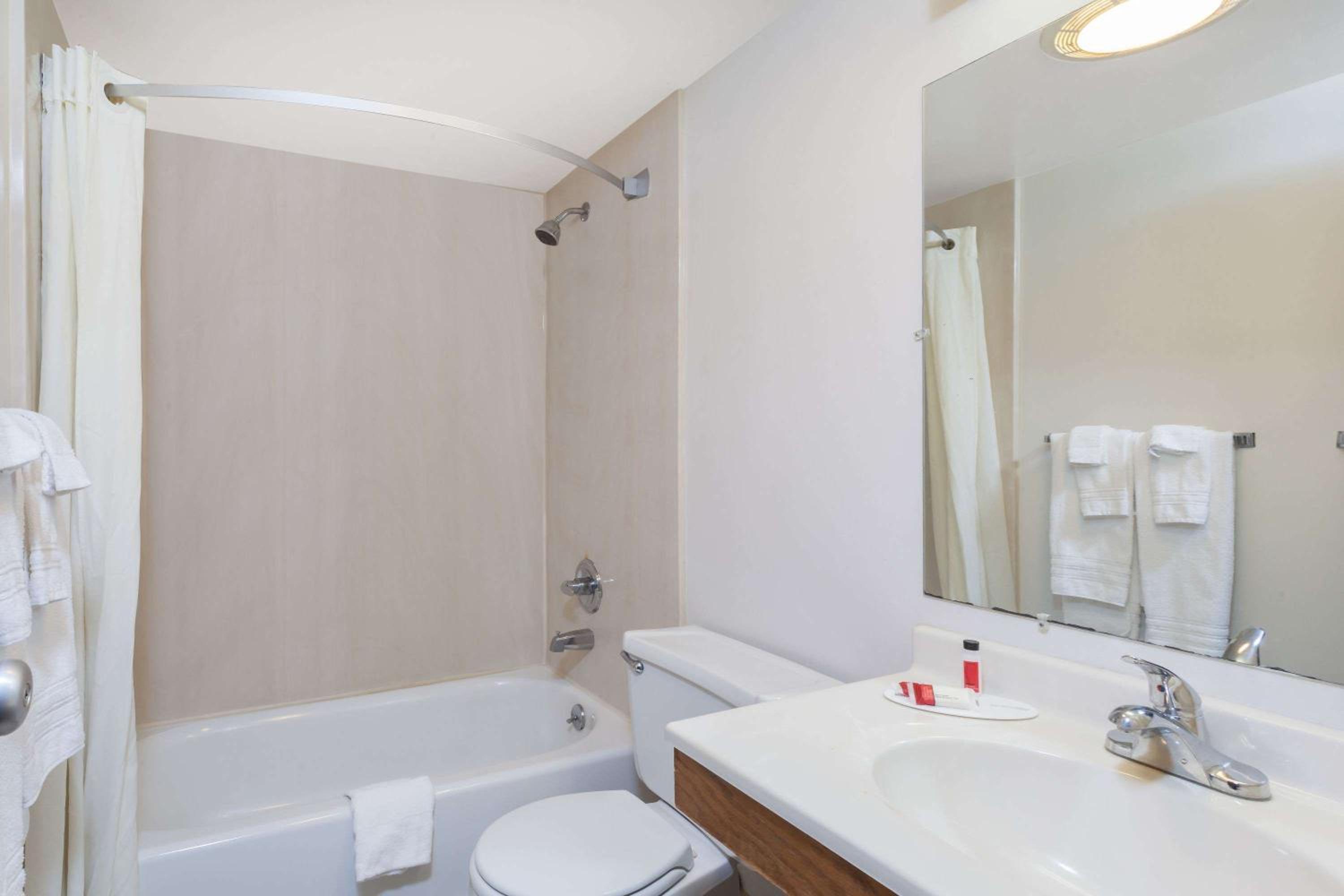 King Room - Non-Smoking - Photo 2