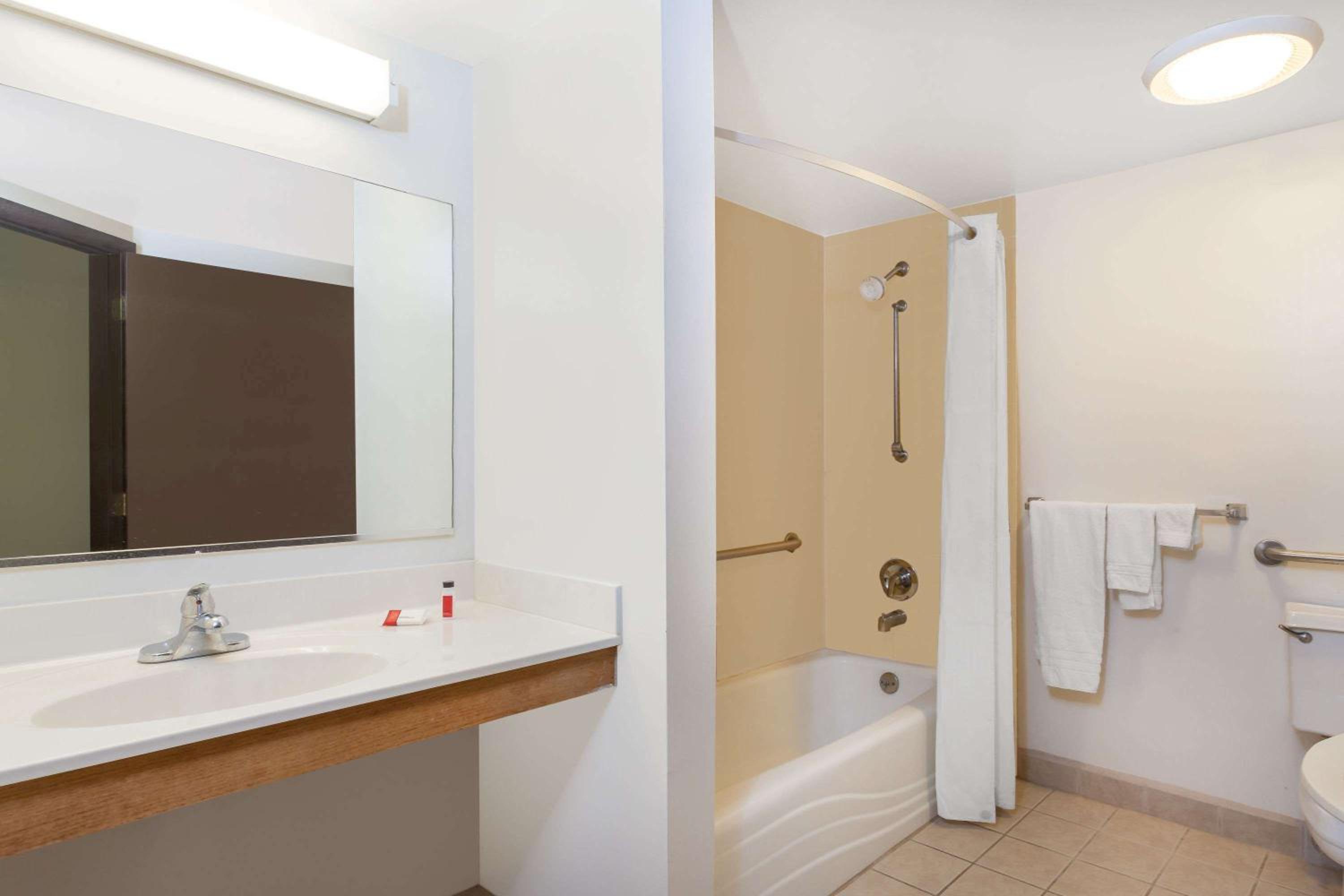 Queen Room - Mobility Access/Non-Smoking - Photo 2