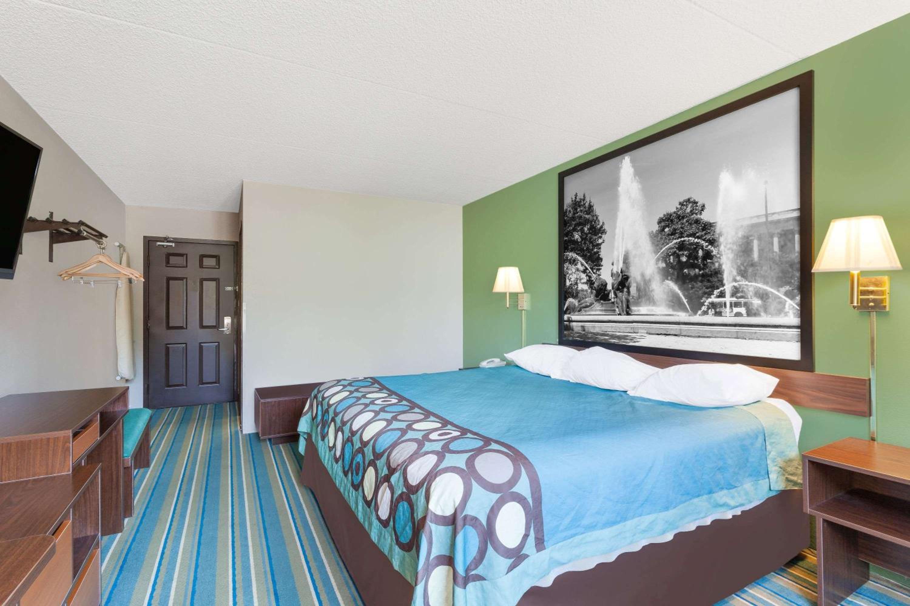 King Room - Non-Smoking - Photo 3
