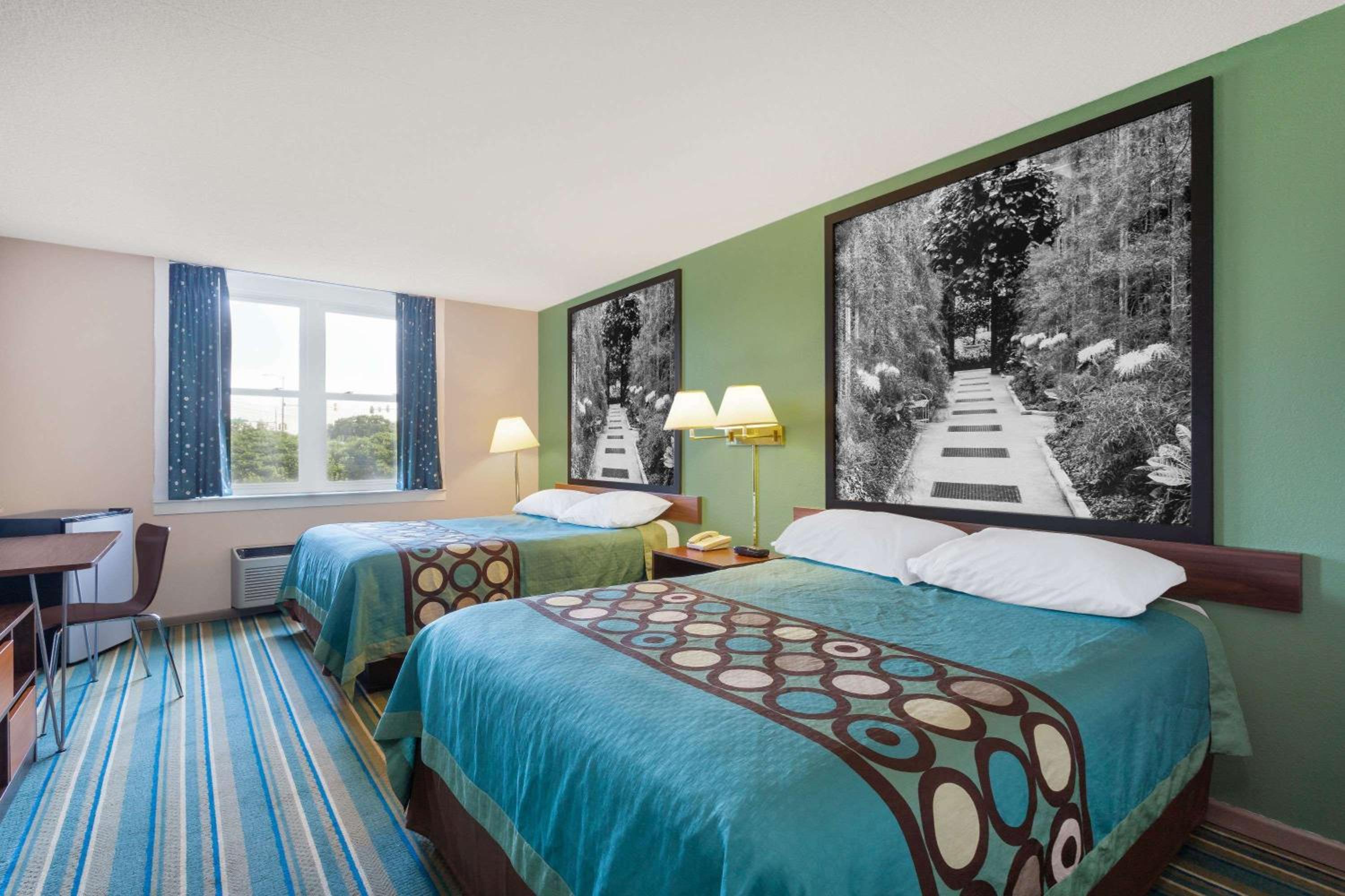 Queen Room with Two Queen Beds - Non-Smoking - Photo 2
