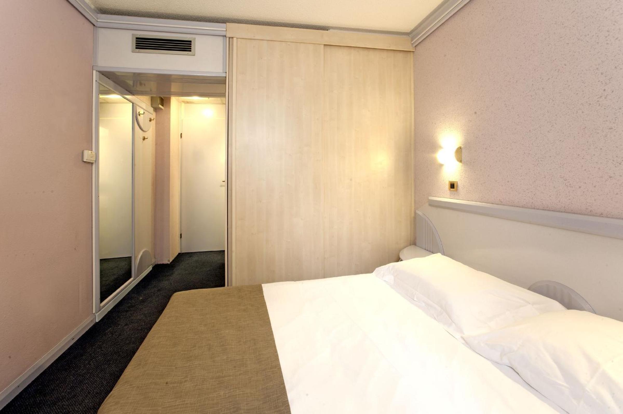 Classic Room with Balcony - Photo 5