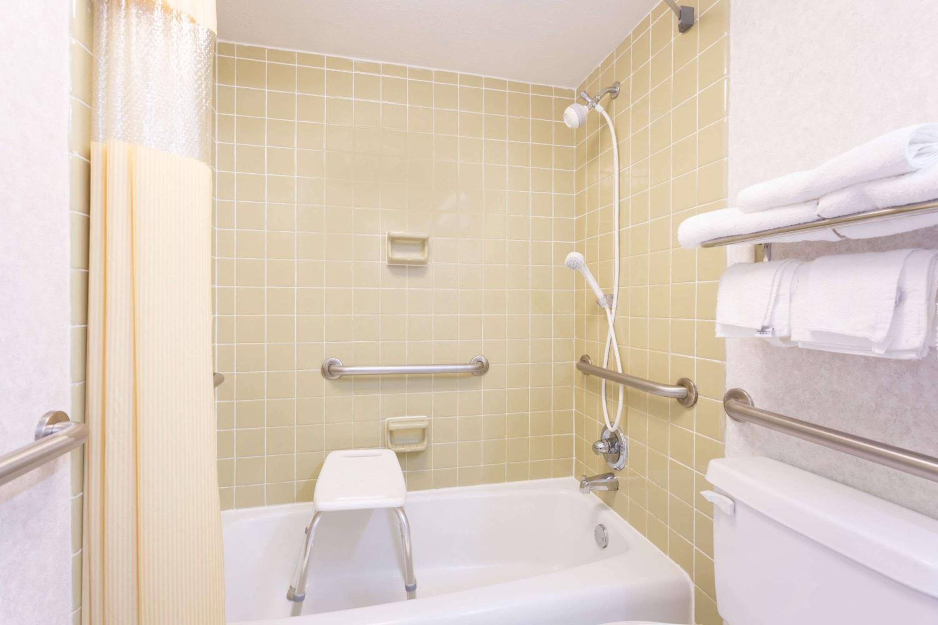 Queen Room with Two Queen Beds - Mobility Access/Non-Smoking - Photo 4