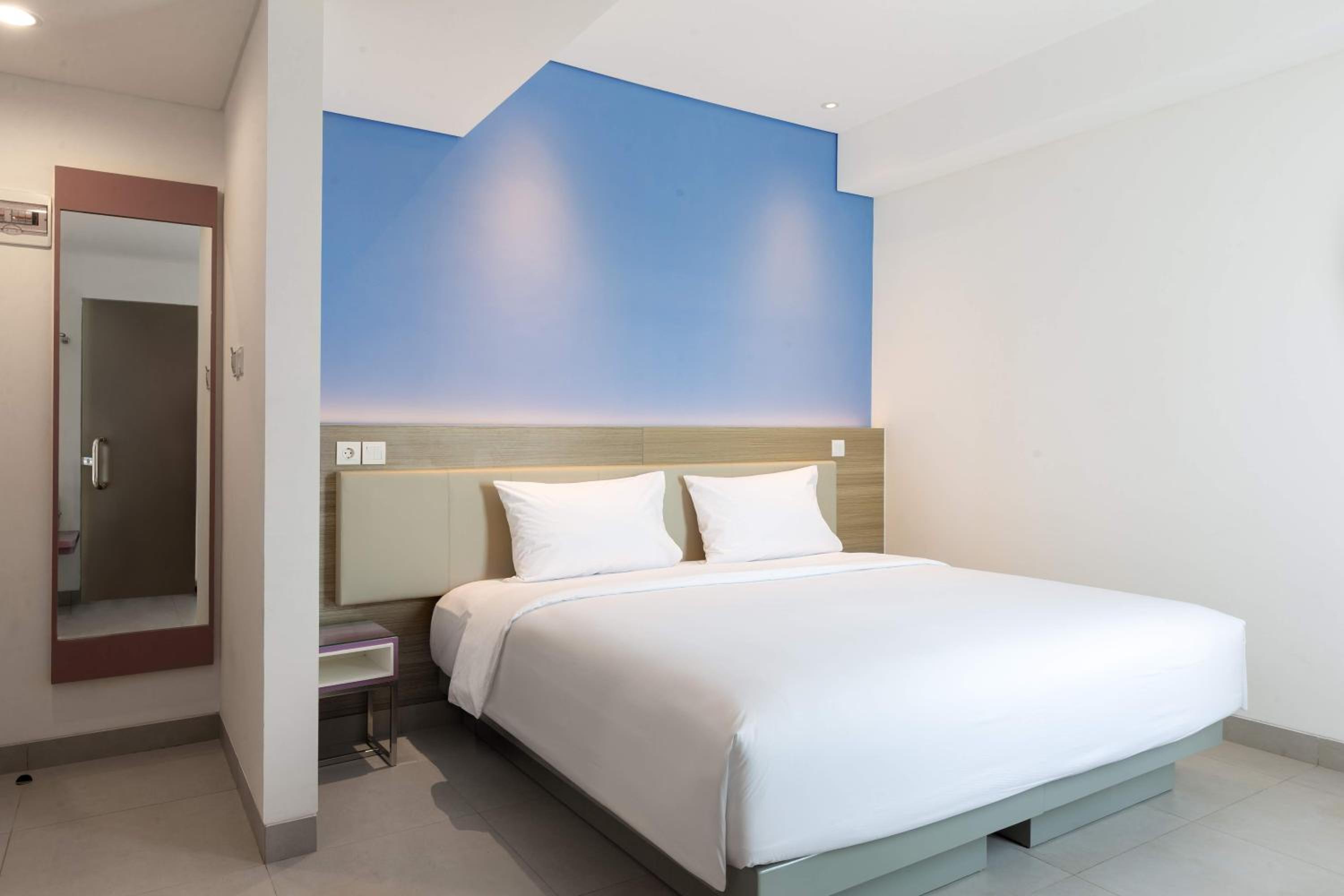 Smart Room Hollywood with View - Photo 1