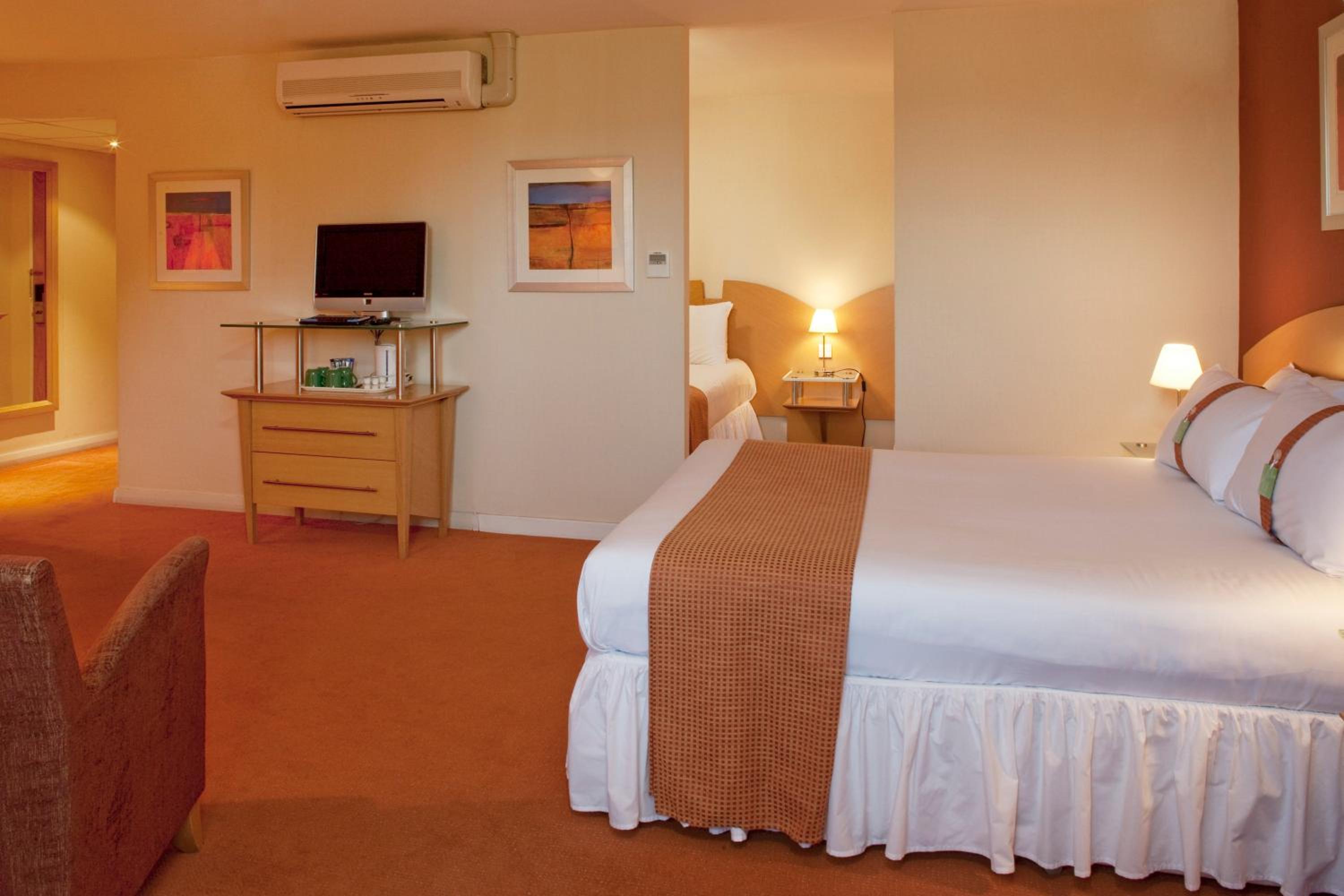 Standard King Room with Two Single Beds - Photo 4