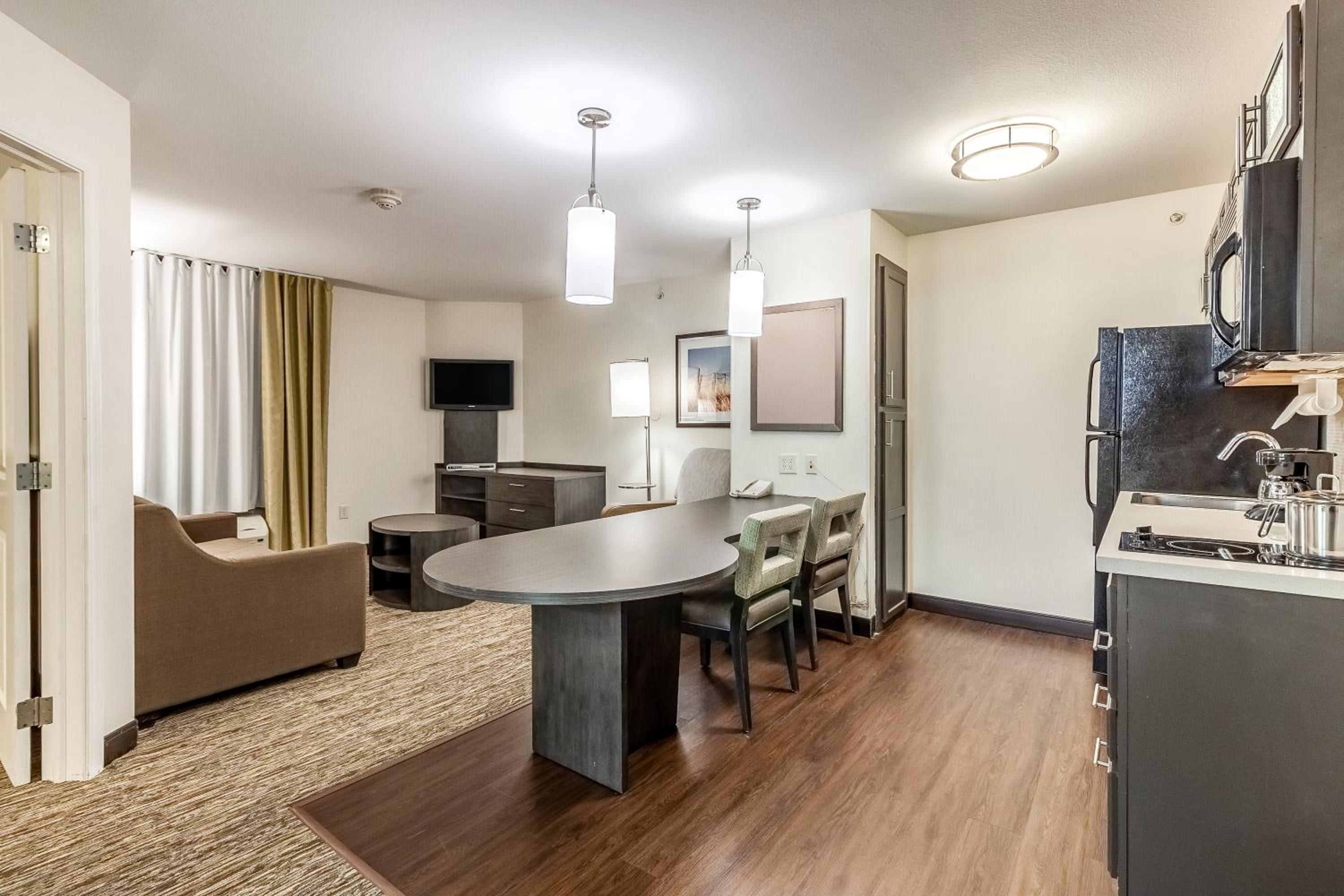 One-Bedroom Suite - Photo 3