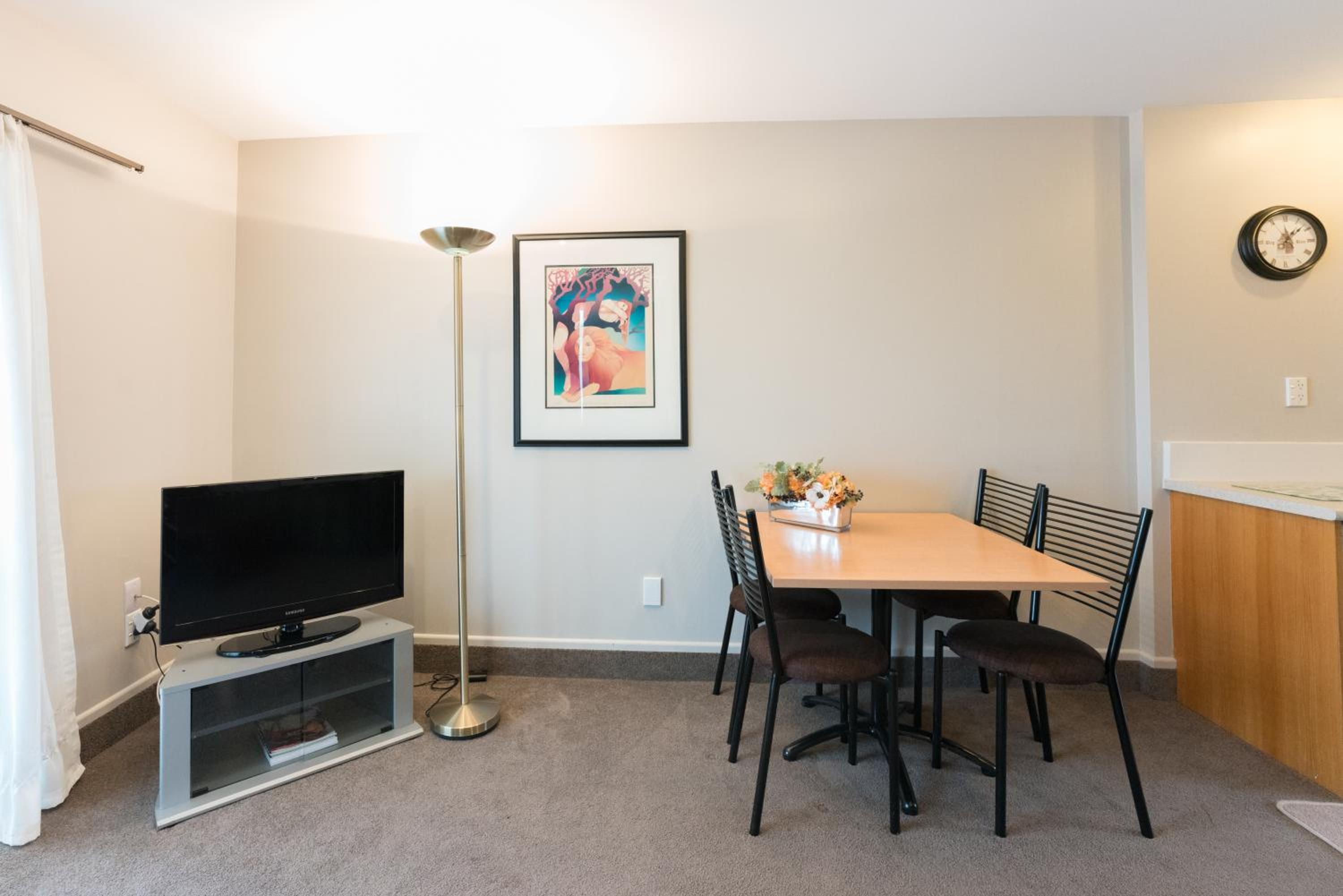 Deluxe One-Bedroom Apartment - Photo 4