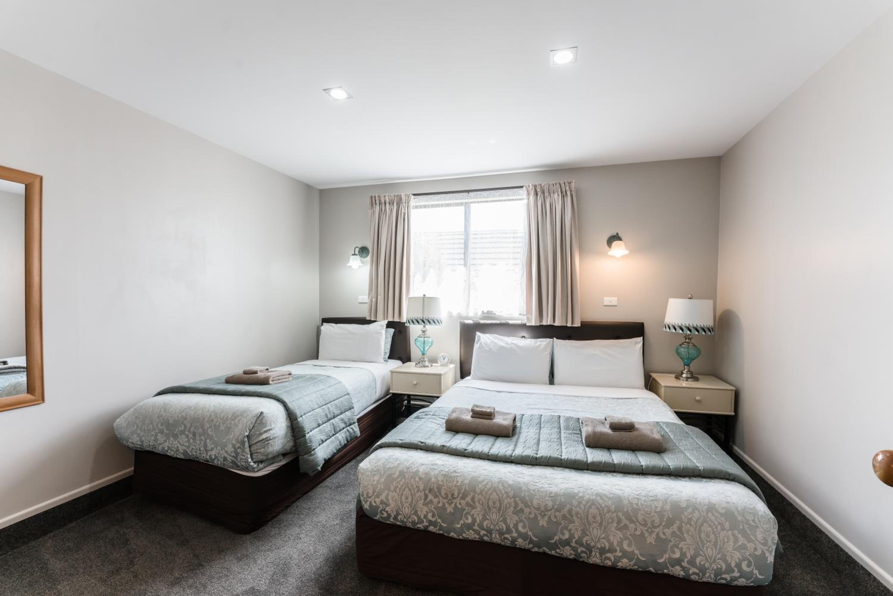 Deluxe One-Bedroom Apartment - Photo 2