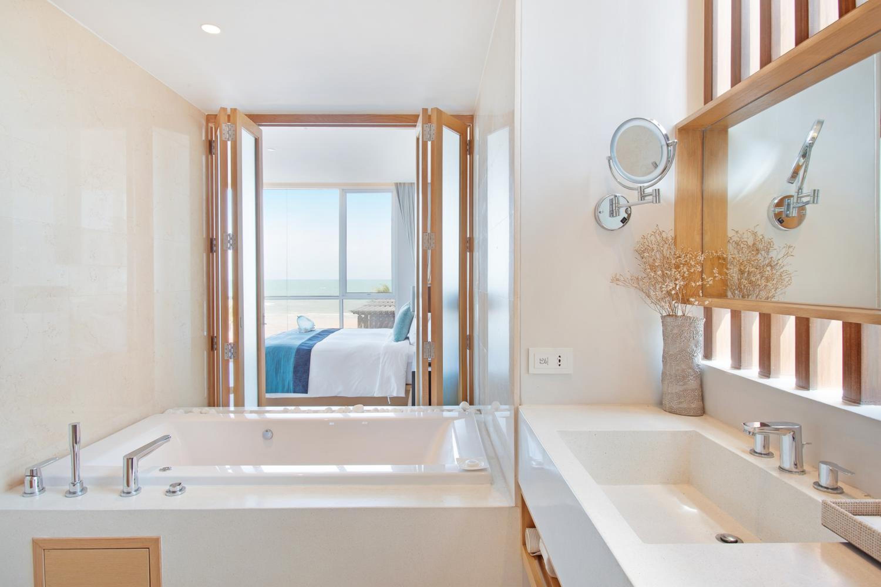 One-Bedroom Sea View Suite Private Pool photo 3