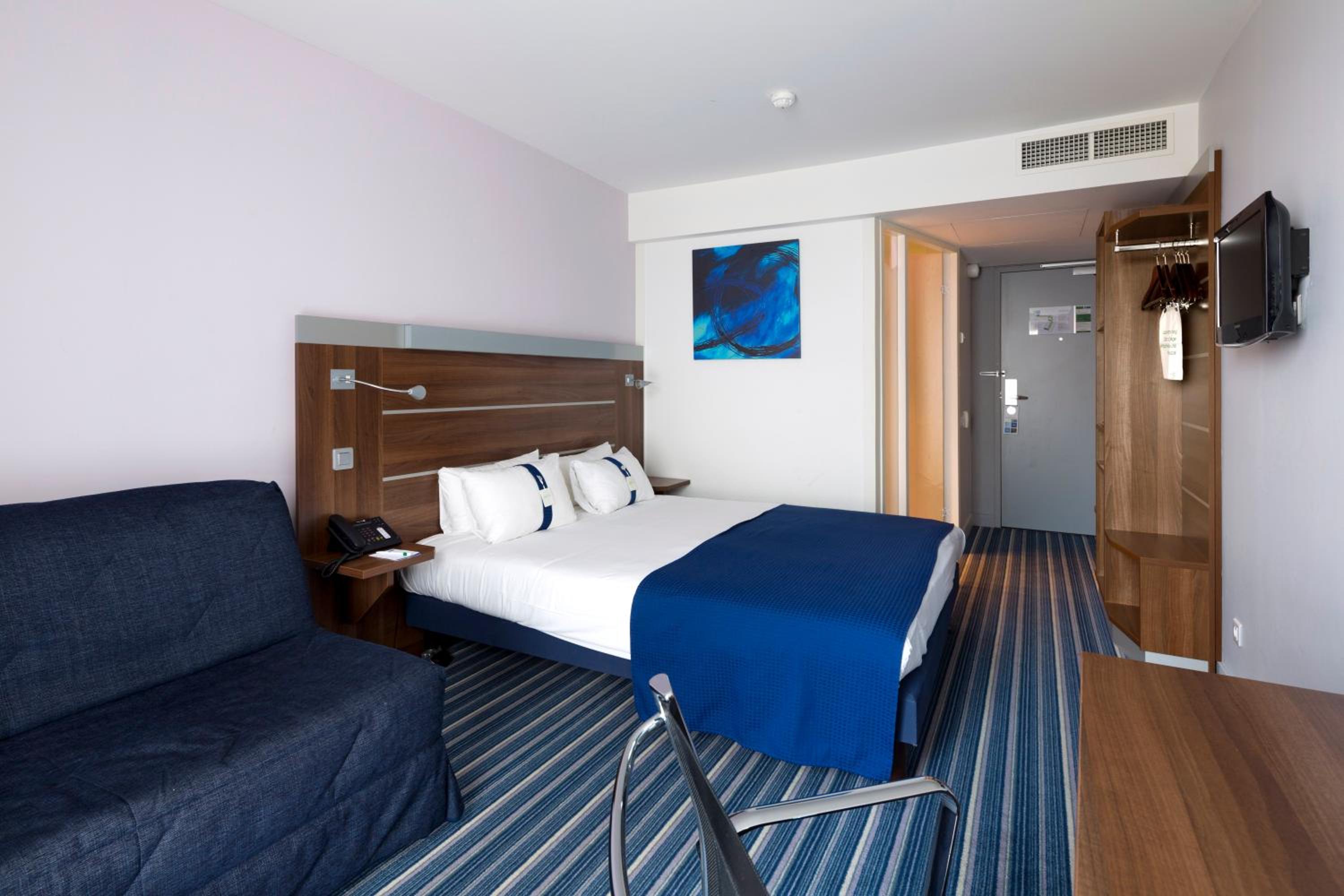 Standard Queen Room With Sofa Bed And Courtyard View