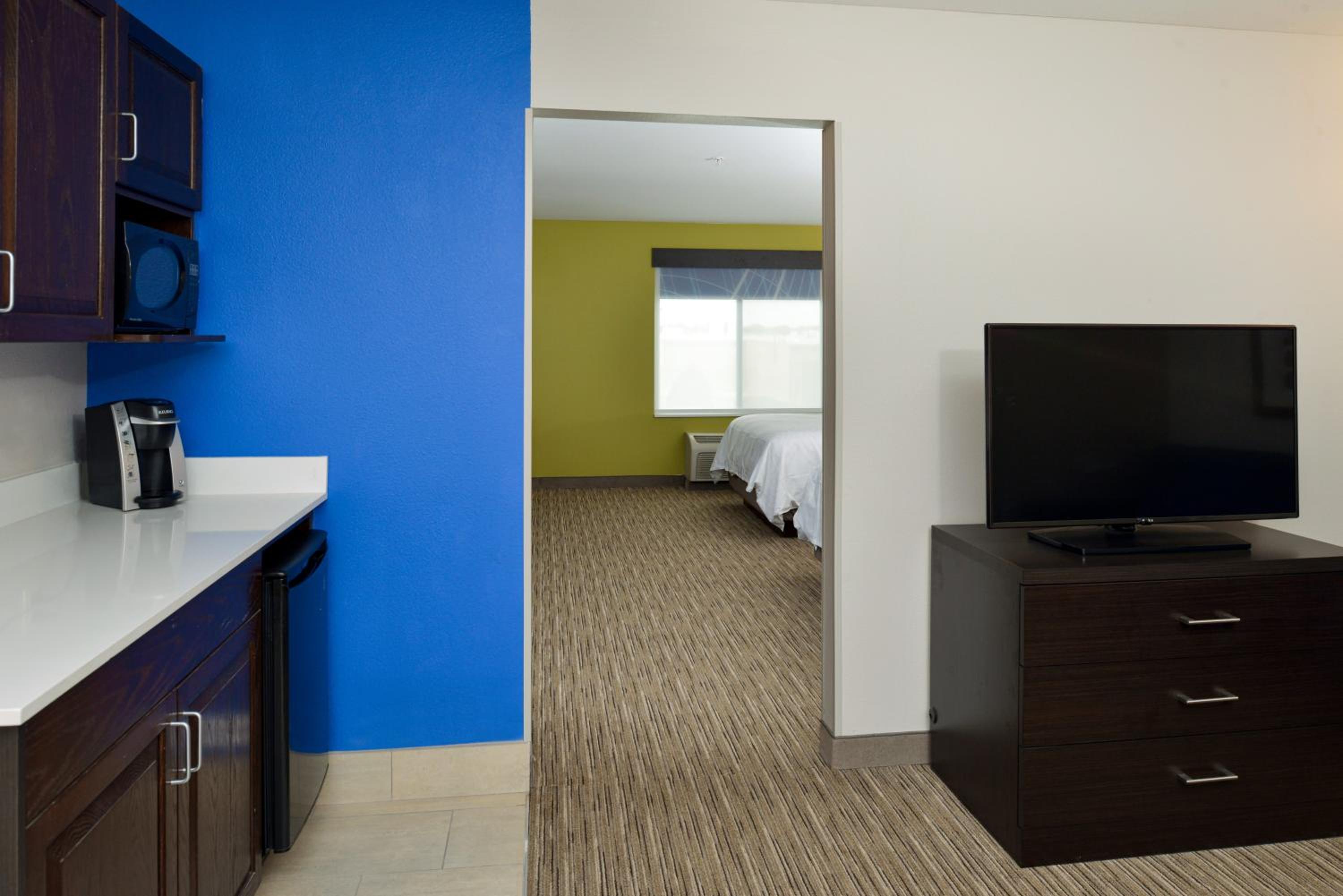 Suite with Two Queen Beds - Photo 5