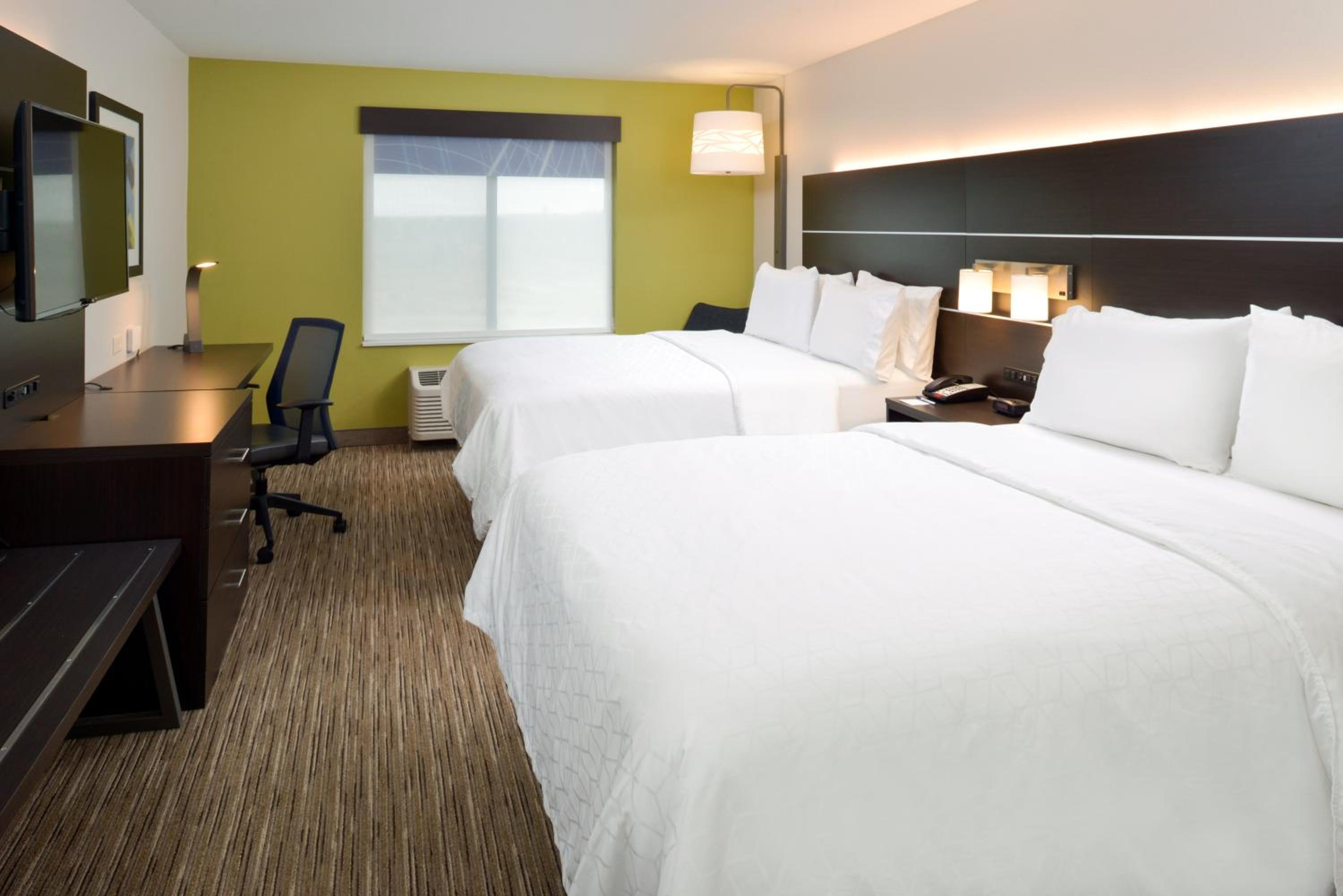 Standard Queen Room with Two Queen Beds - Photo 6