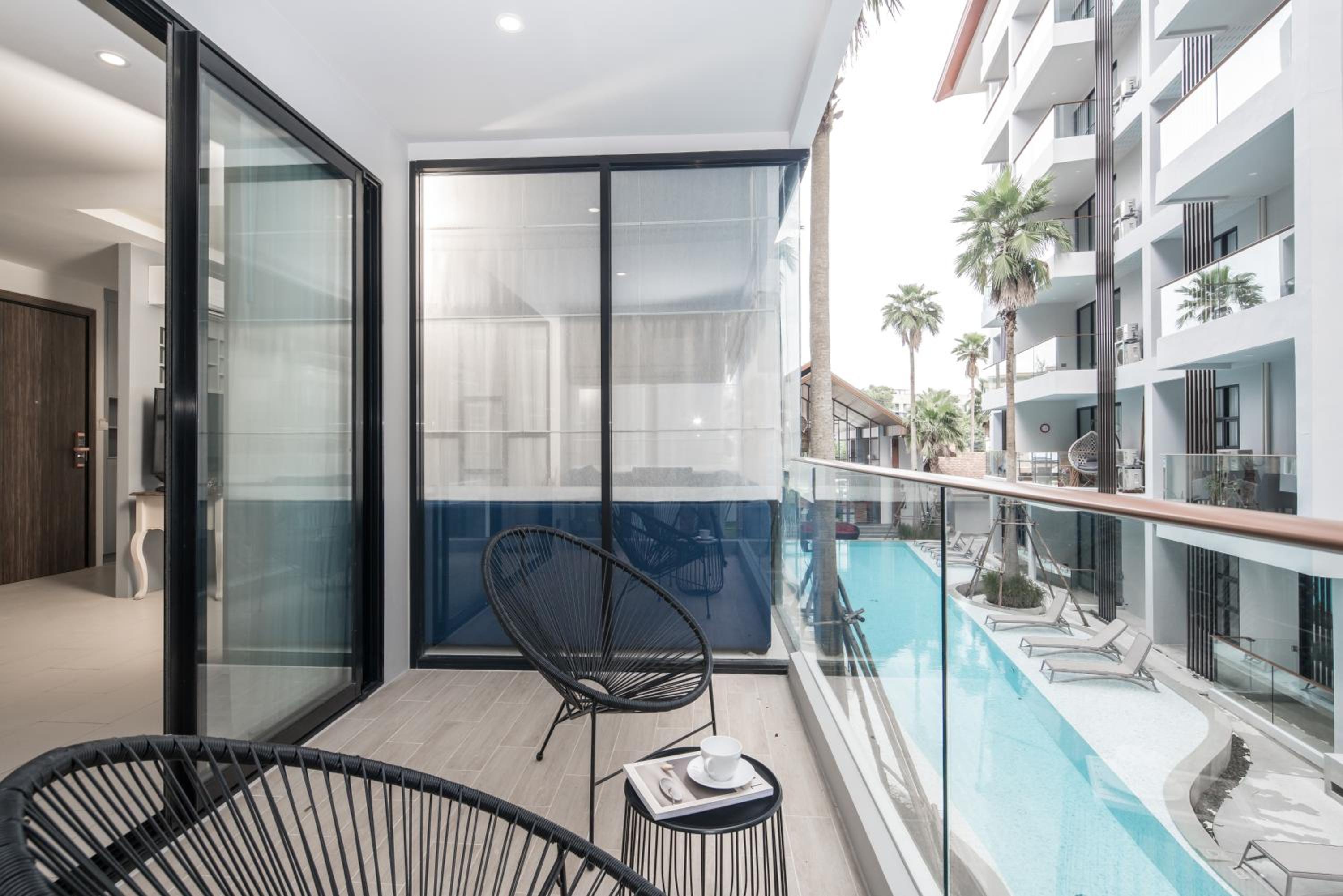 Deluxe Double or Twin Room with Pool View - Photo 16