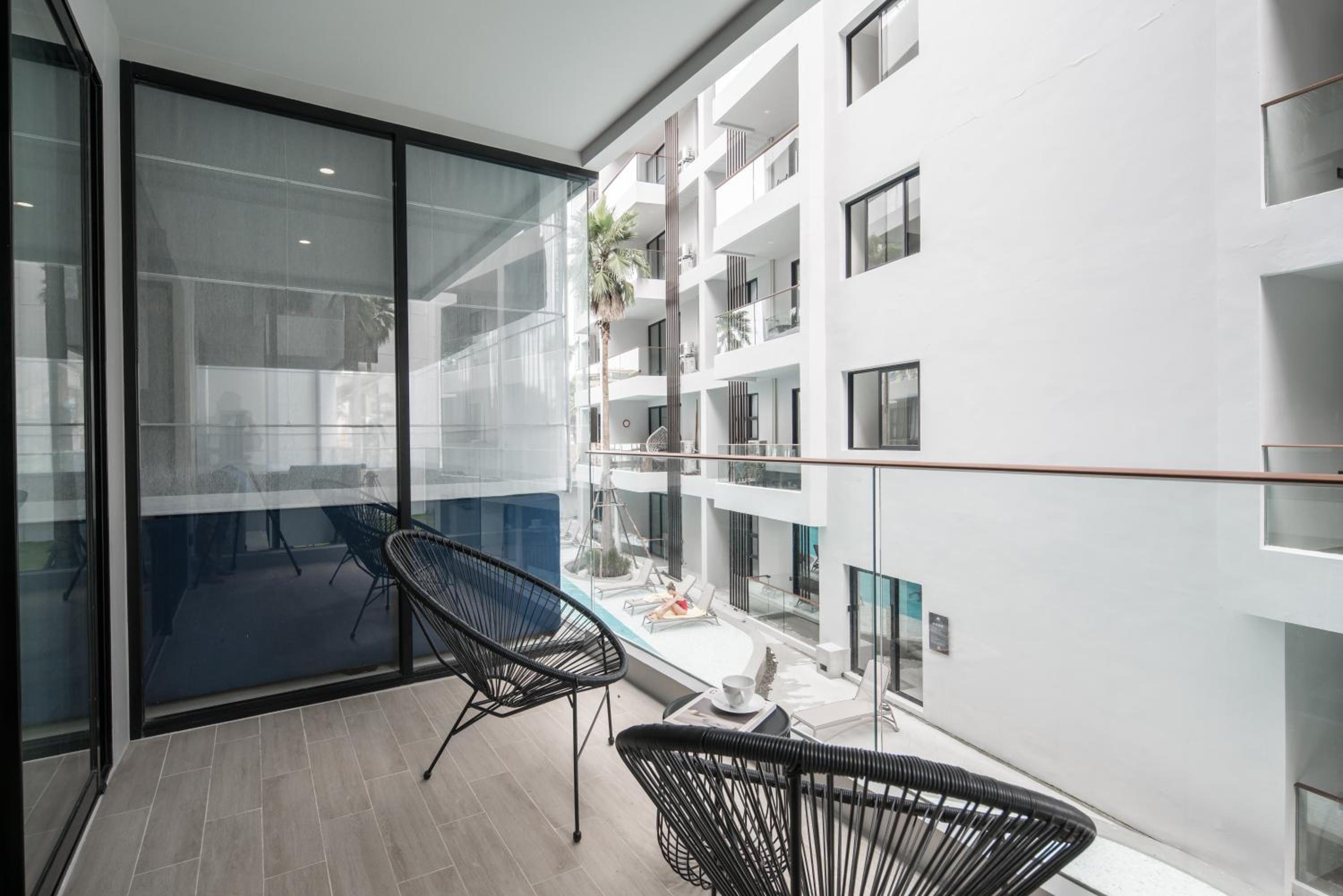 Deluxe Double or Twin Room with City View - Photo 10