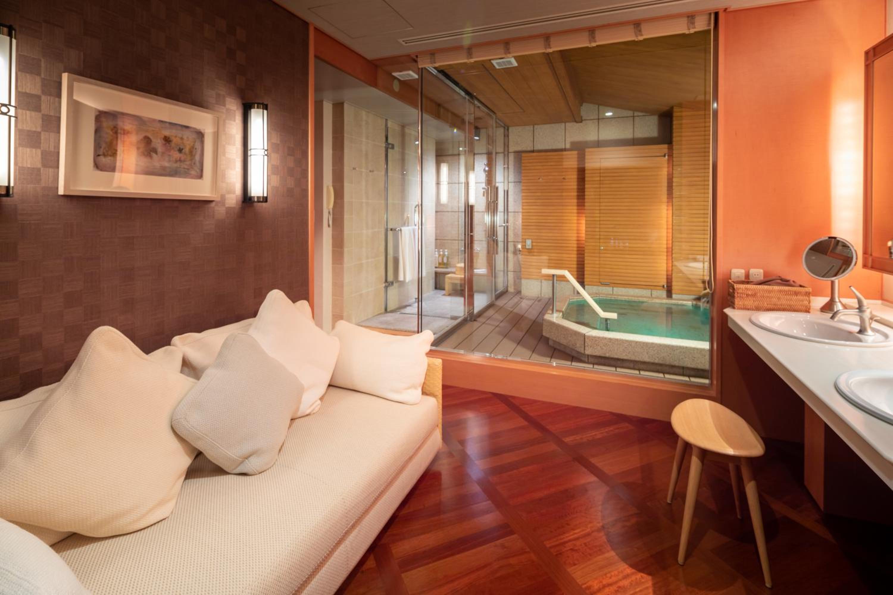 Suite with Spa Bath A photo 3