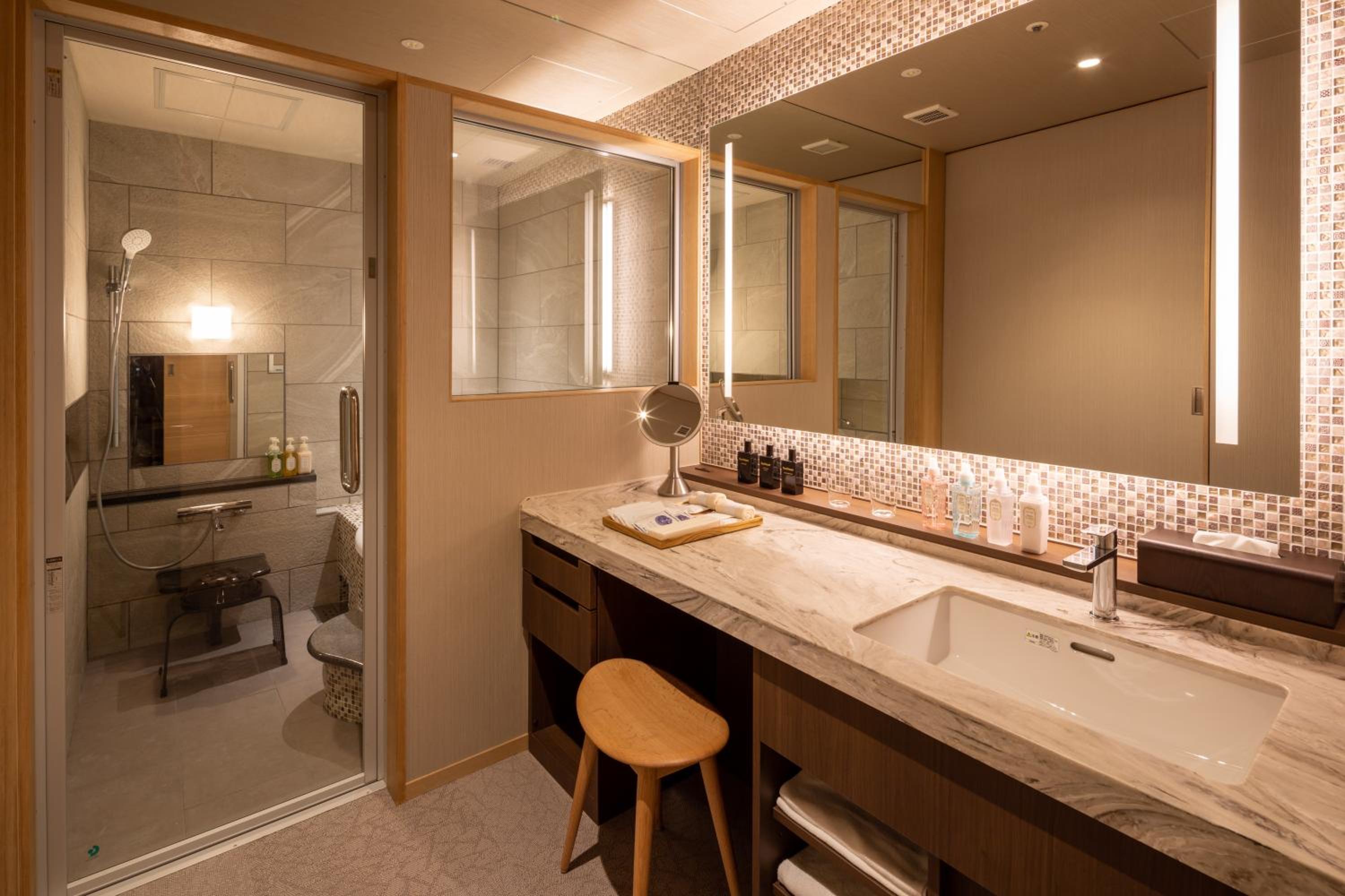 Suite with Spa Bath A photo 2