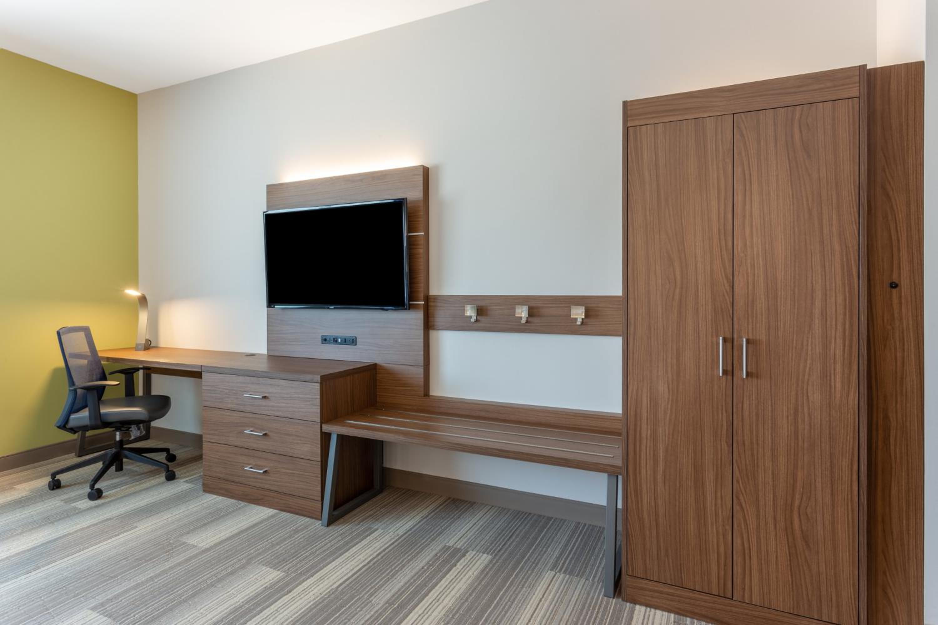 Standard Queen Room with Two Queen Beds - Photo 4