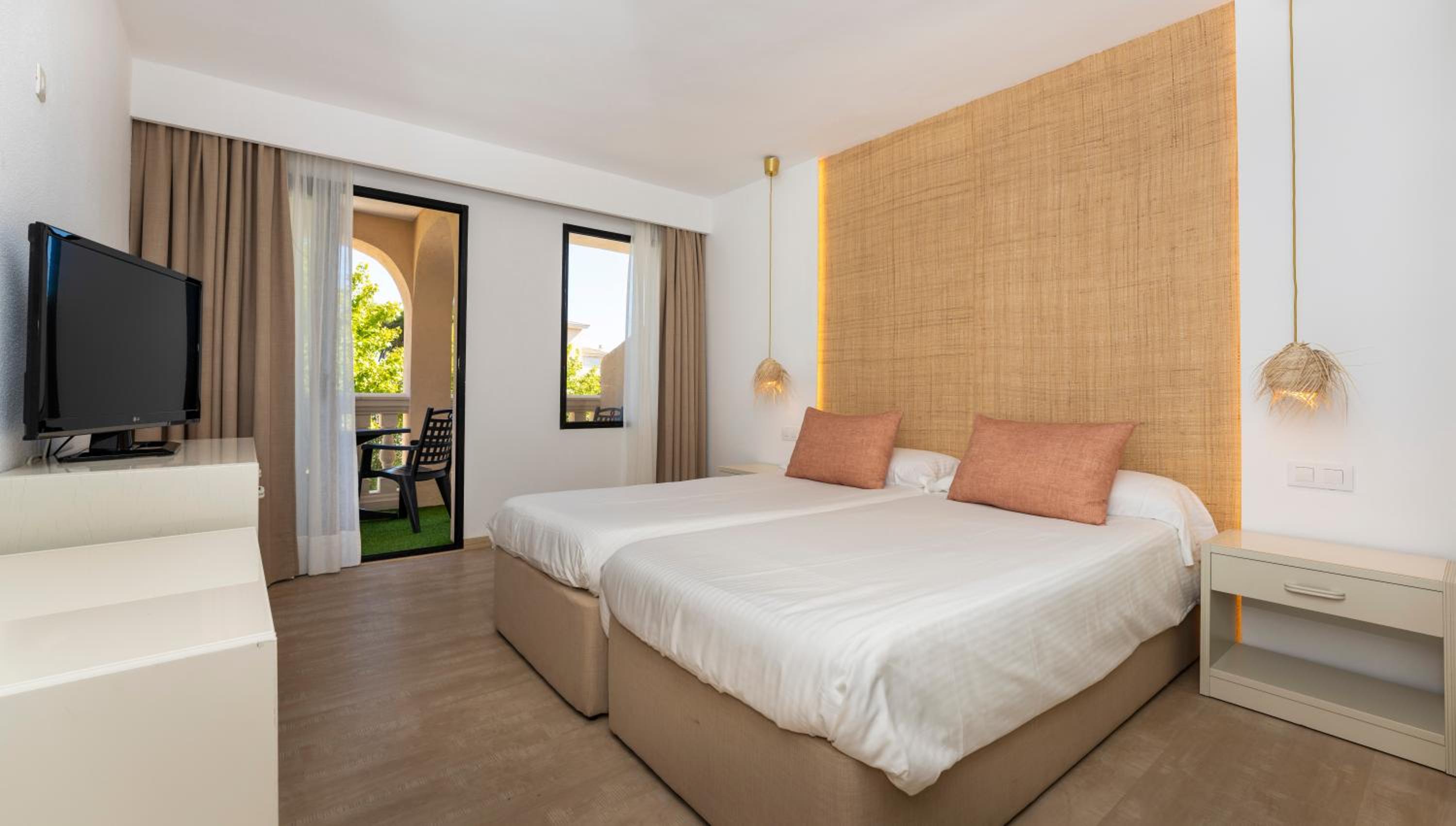 Estudio con Balcón (2 Adultos)