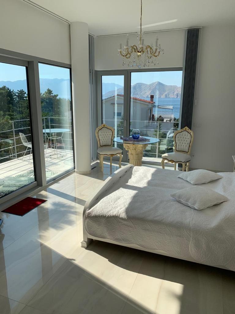 One-Bedroom Apartment with Sea View and Terrace