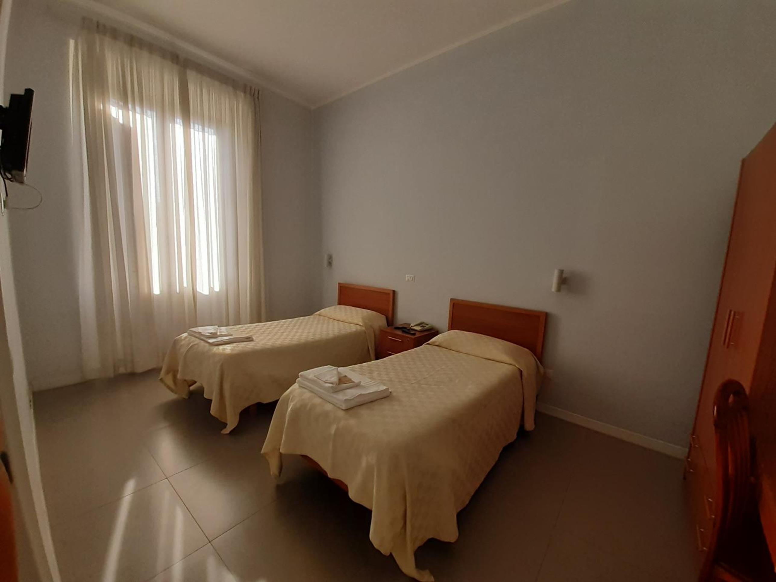 Standard Twin Room photo 2