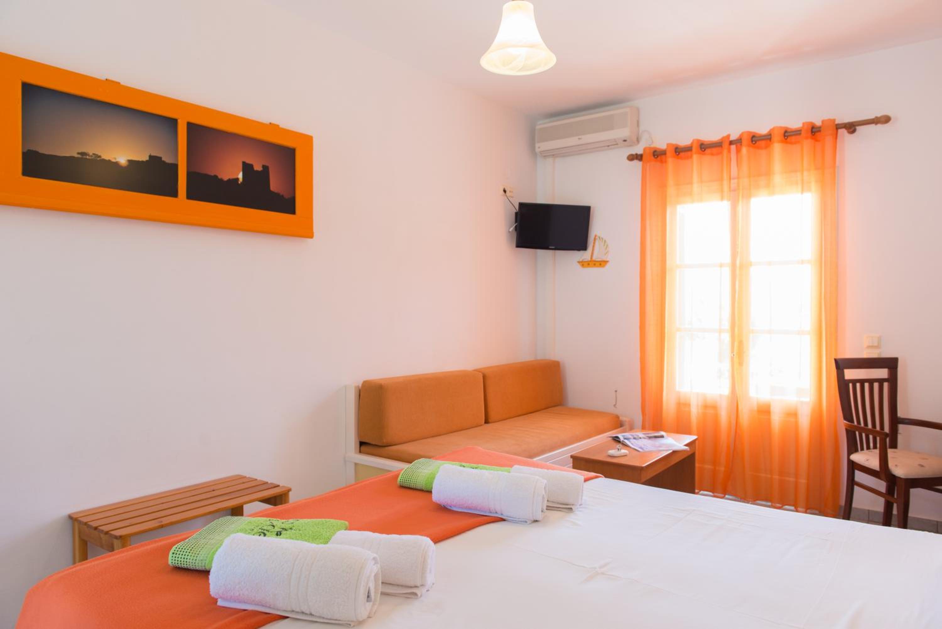 Habitación Triple con Vista al Jardín