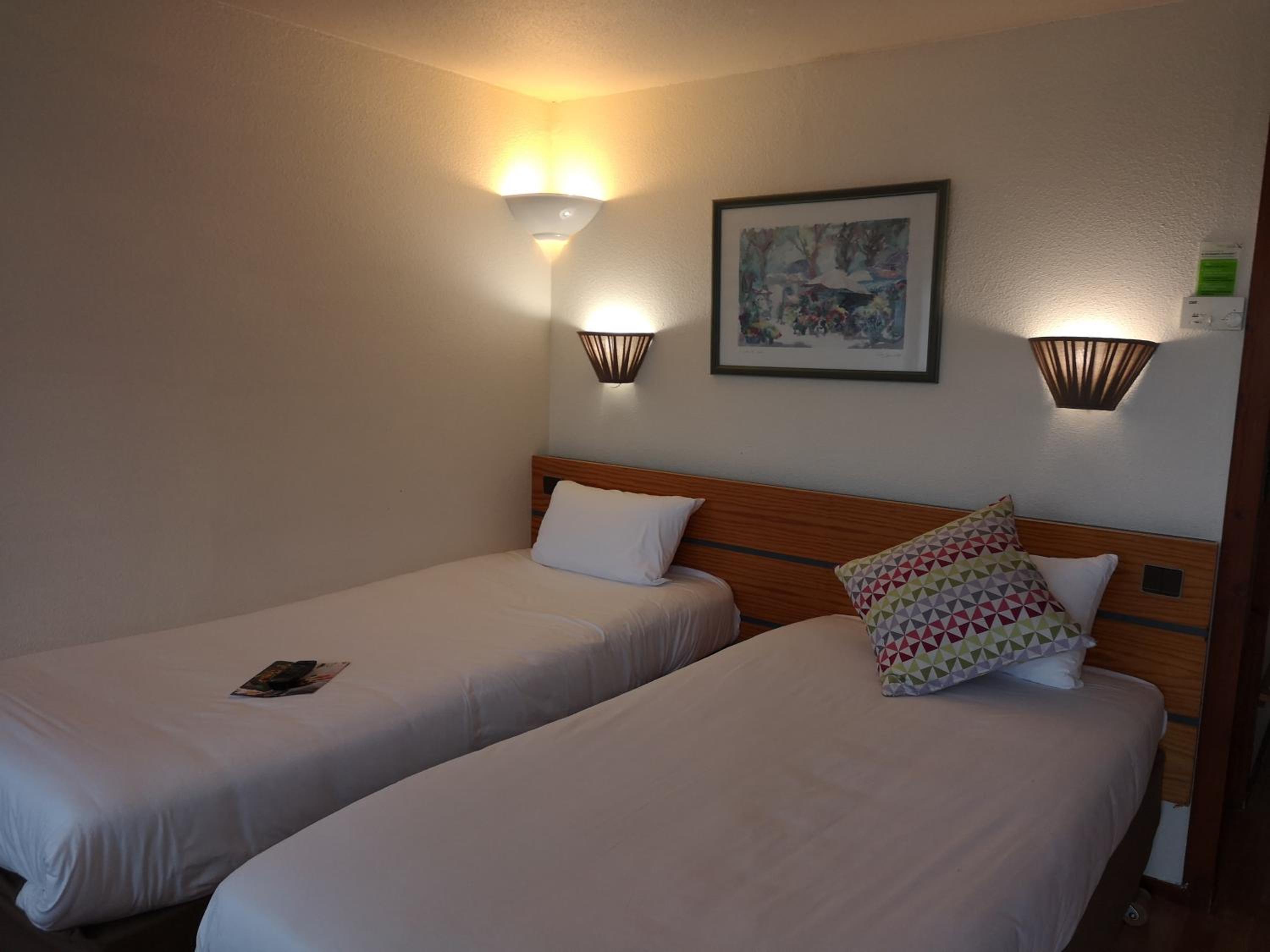 Standard Twin Room - Photo 2