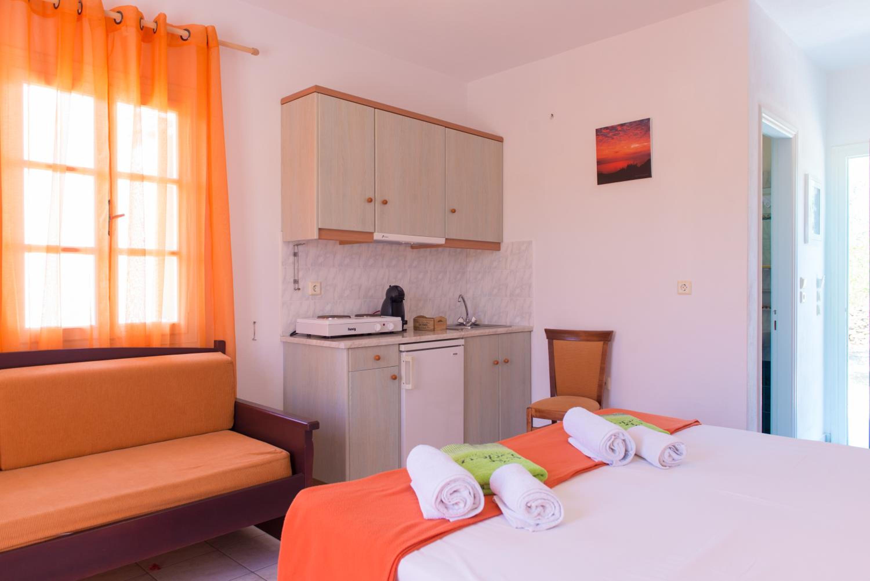 Estudio con vista al jardín (3 adultos)