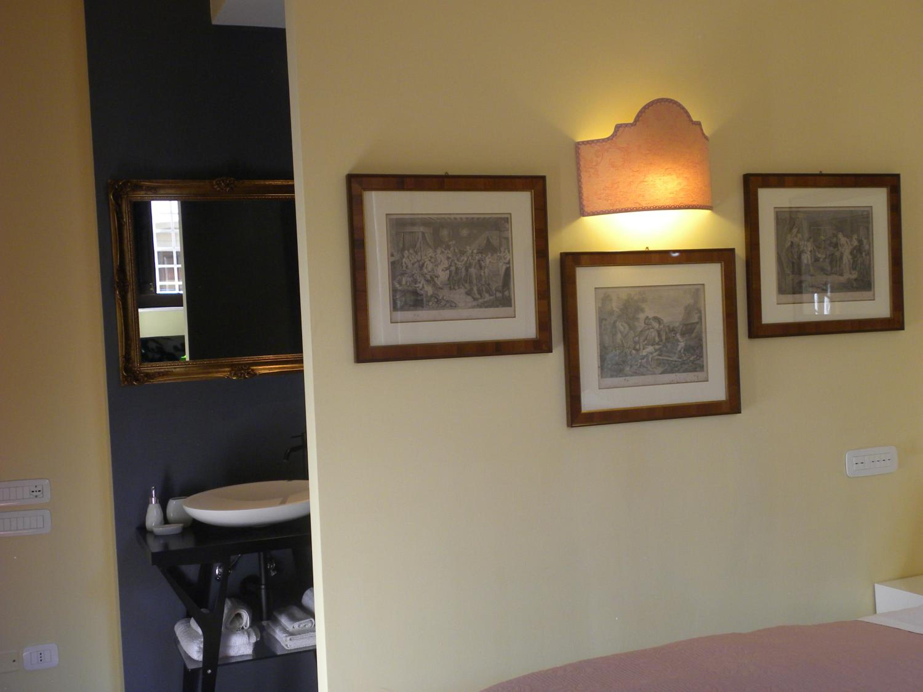 Standard Double Room - Photo 7