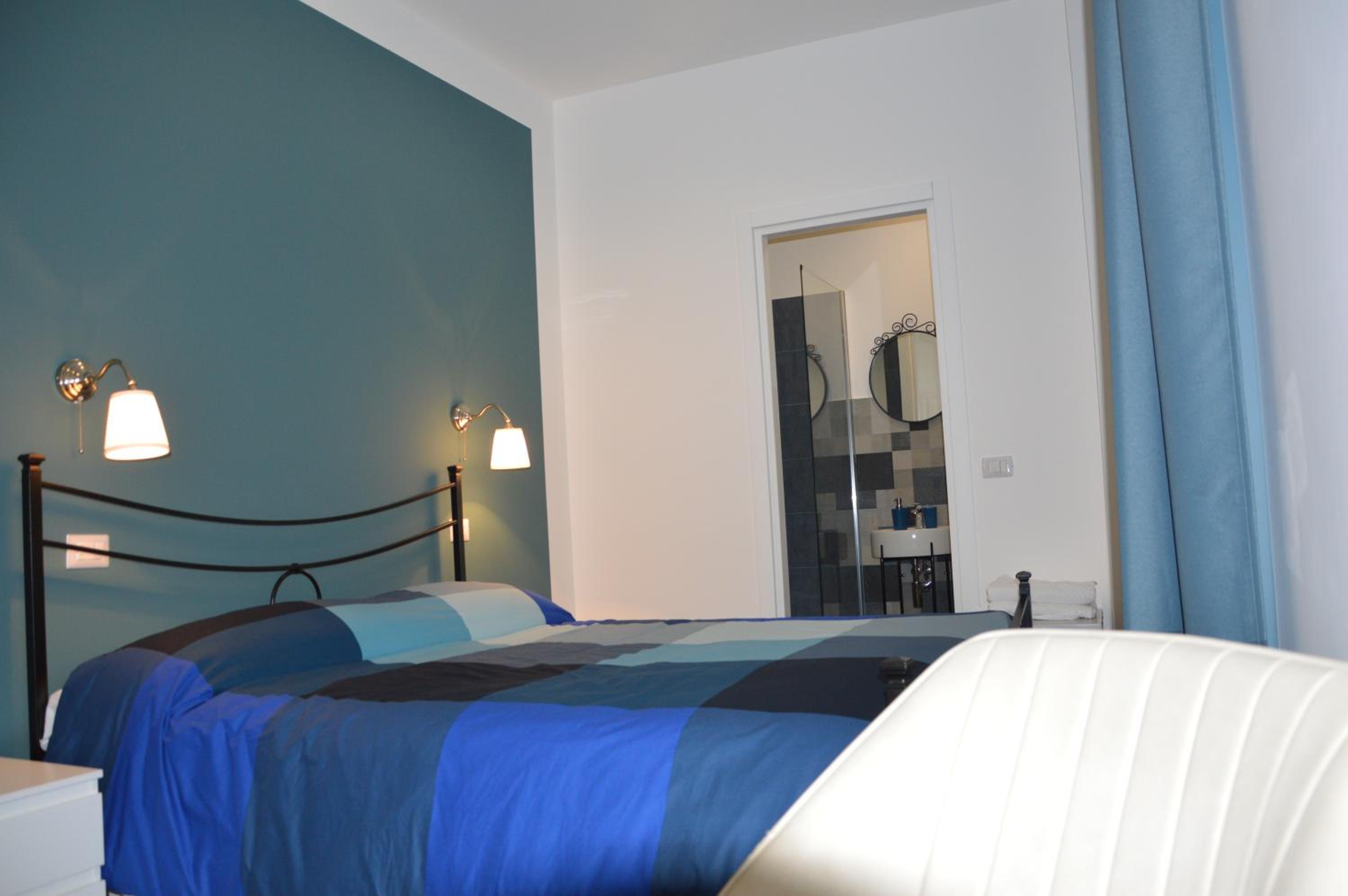 Deluxe Double Room with Balcony - Photo 12