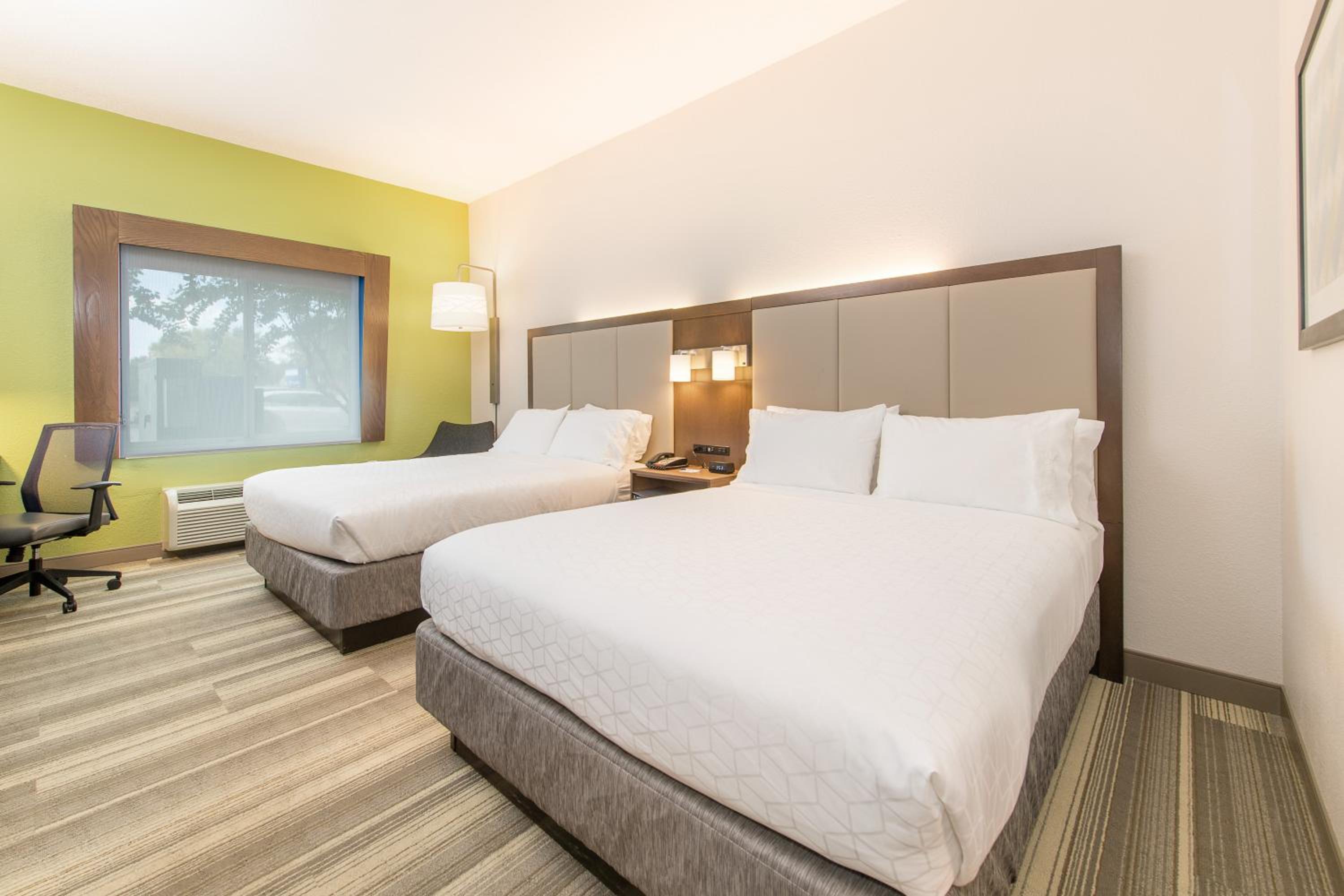 Standard Queen Room with Two Queen Beds - Photo 3