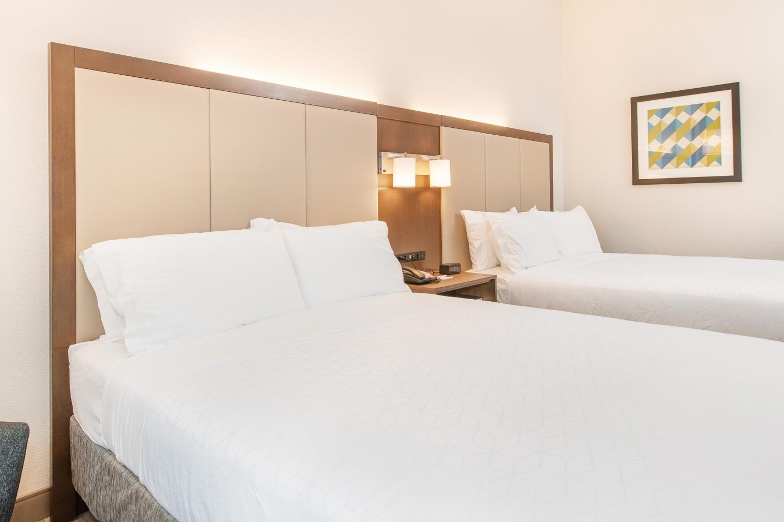 Standard Queen Room with Two Queen Beds - Photo 2