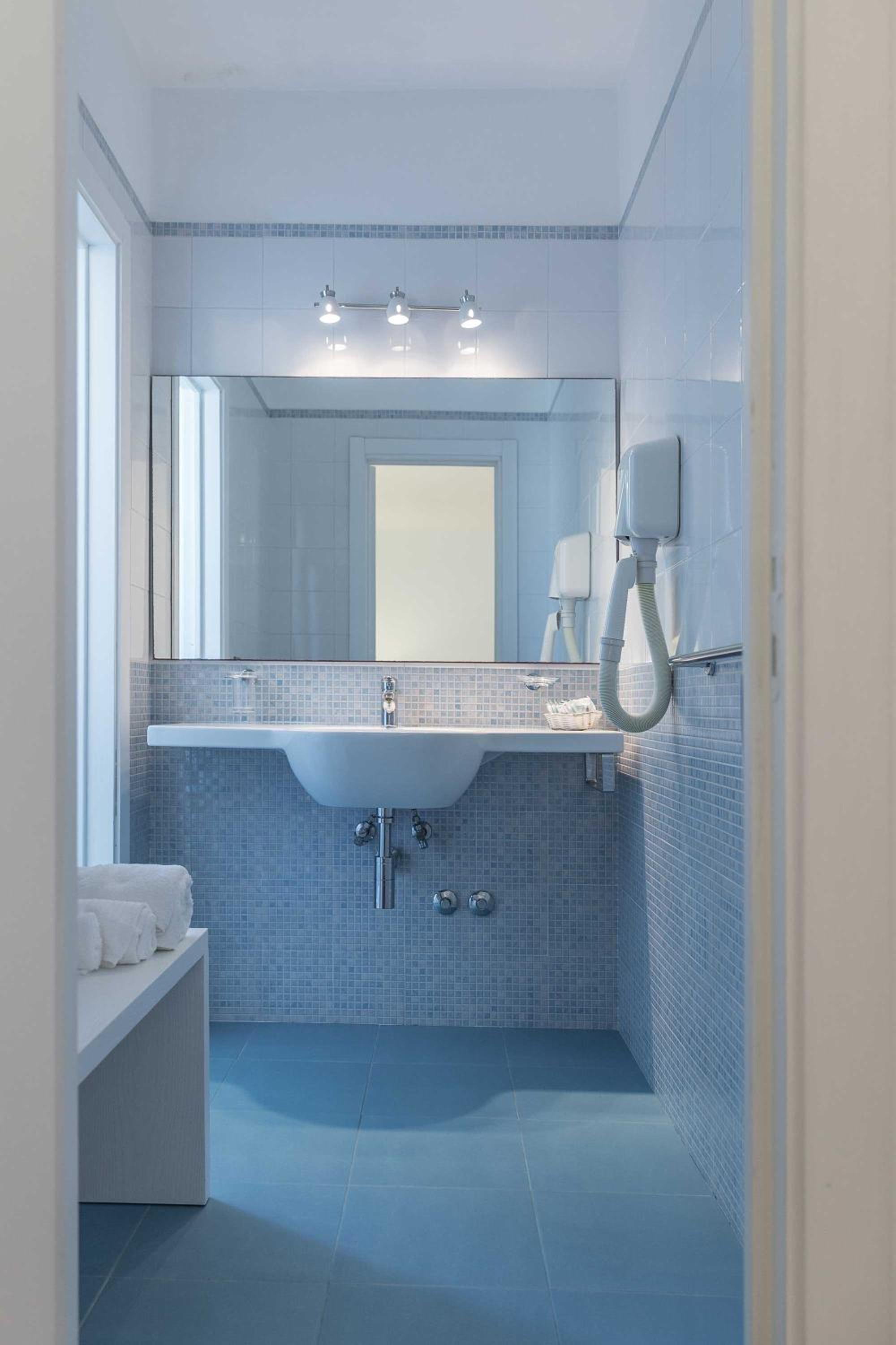 Superior Quadruple Room - Photo 12