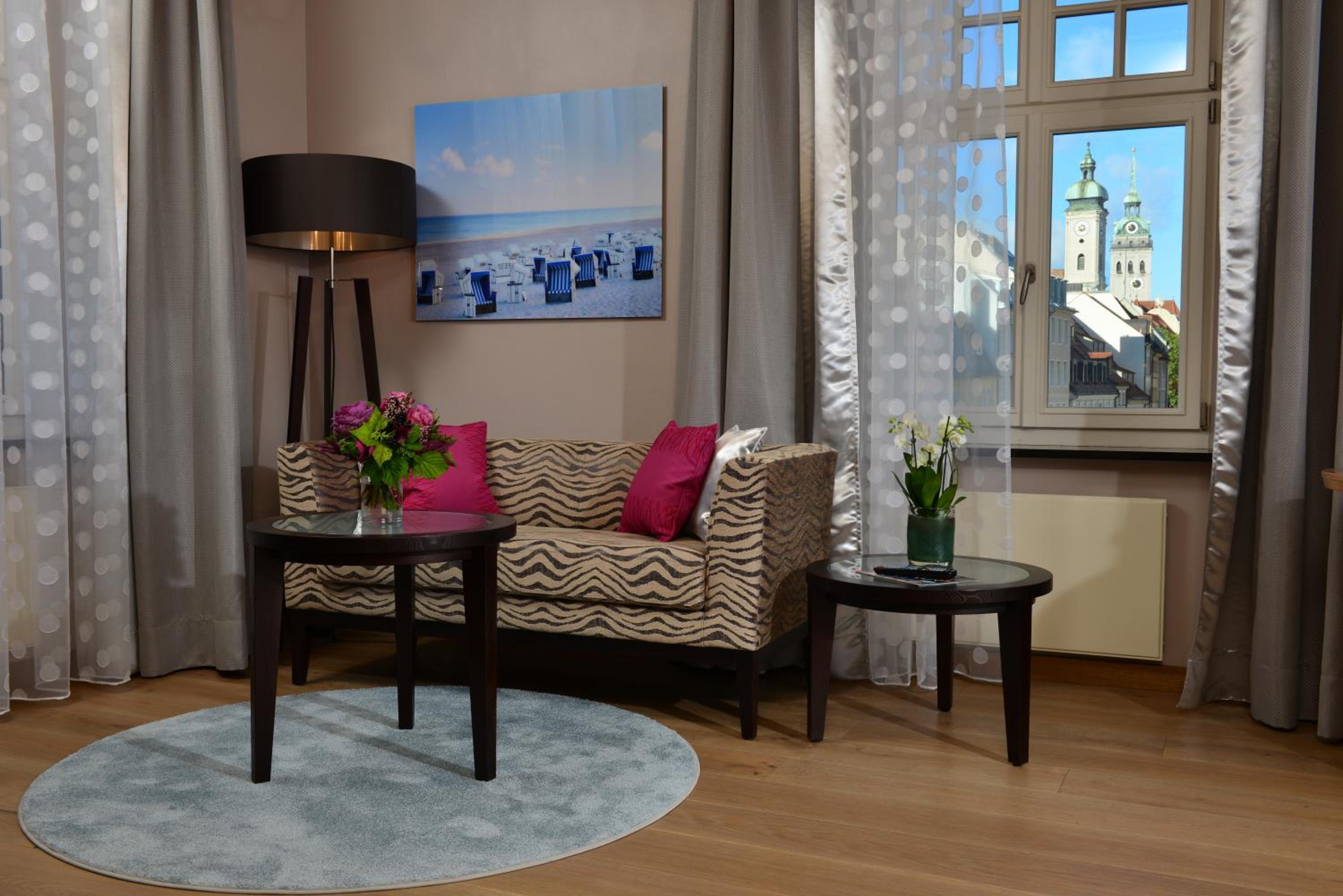 Suite - Photo 11