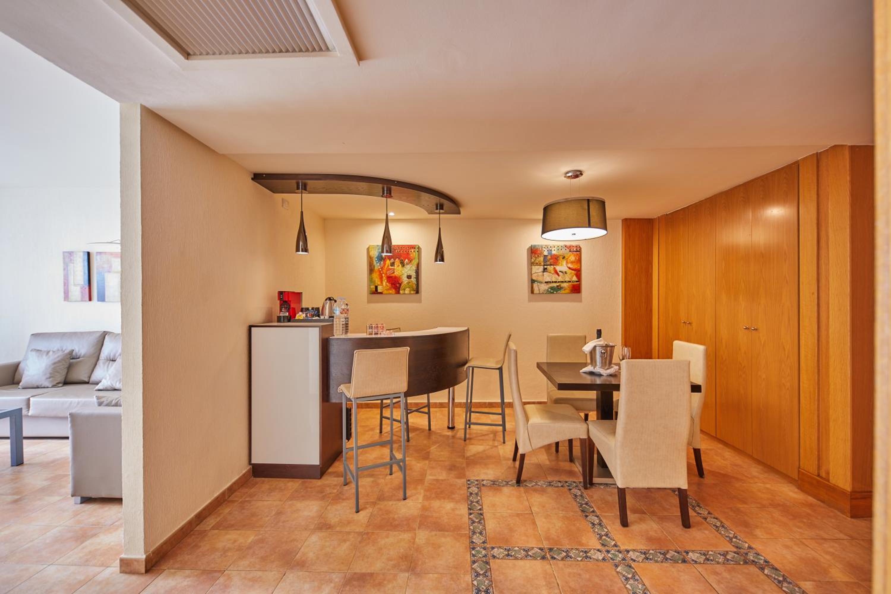 Suite Junior con vista al mar (2 adultos) Suite Junior con vista al mar (2 adultos)
